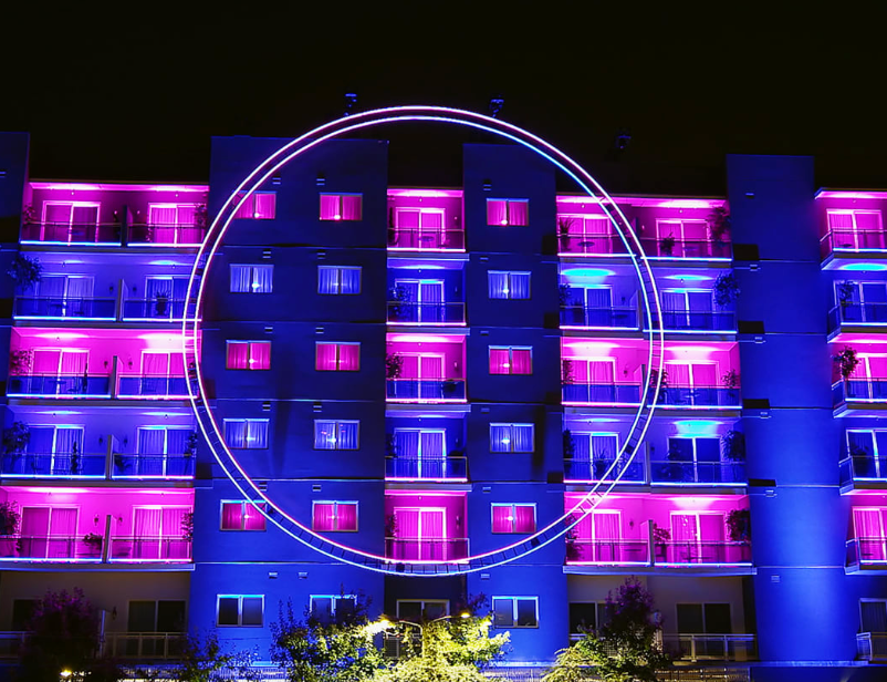 O bloco de apartamentos que abriga o reality show 'The Circle'