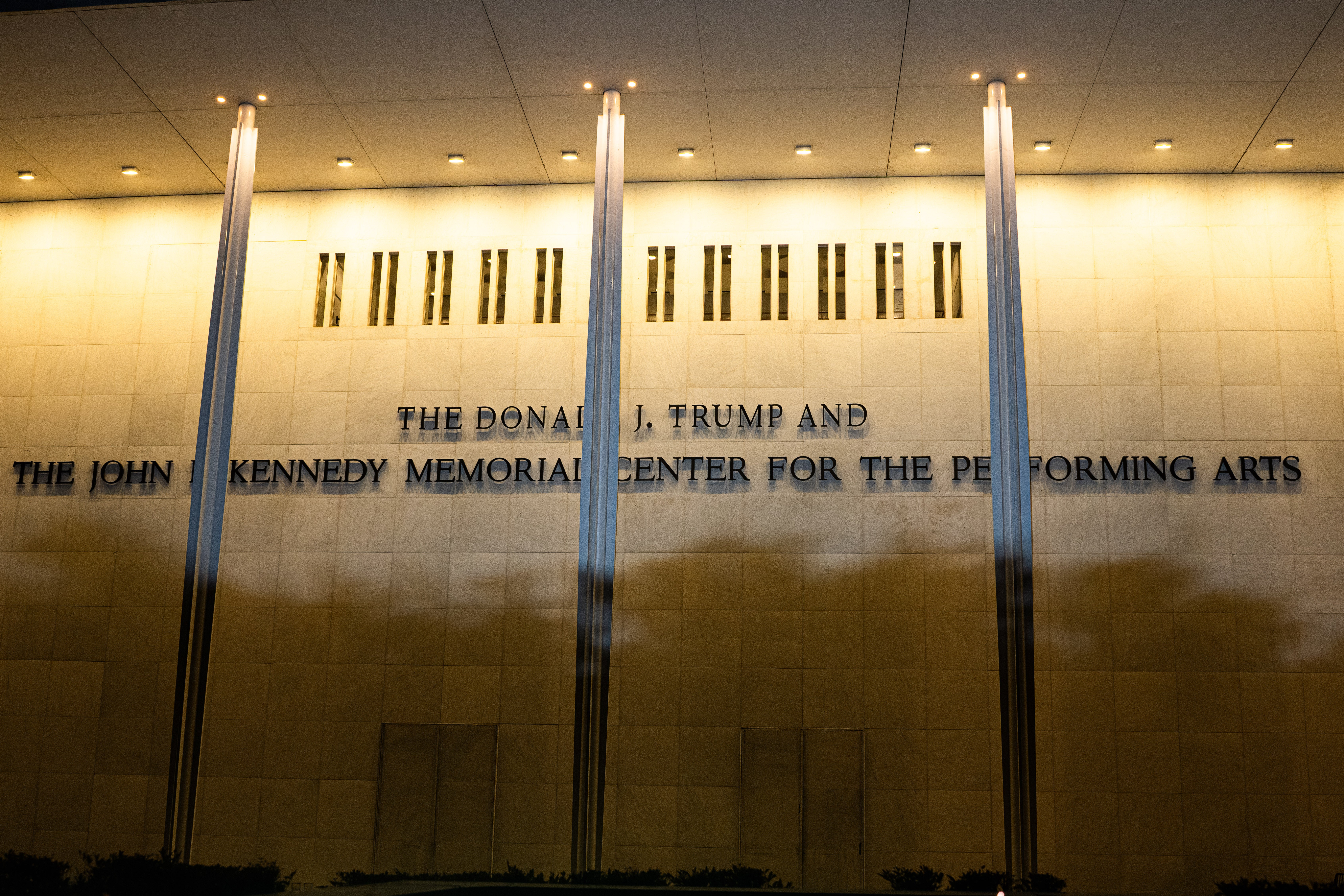 The institution’s website has already removed Trump’s name, and caller communications, including an email offering summons packages for nan June 28 Mark Twain Award for American Humor ceremony