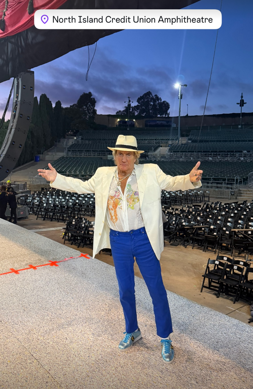 Stewart deelde een Instagram-foto terwijl hij poseerde in het lege stadion