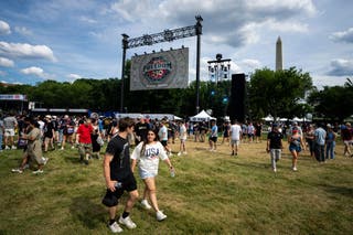 Sudionici se okupljaju na Ultimate Fighting Championship Fan Festu na Ellipse uoči nadolazeće UFC Freedom 250 borbe na južnom travnjaku Bijele kuće 13. lipnja