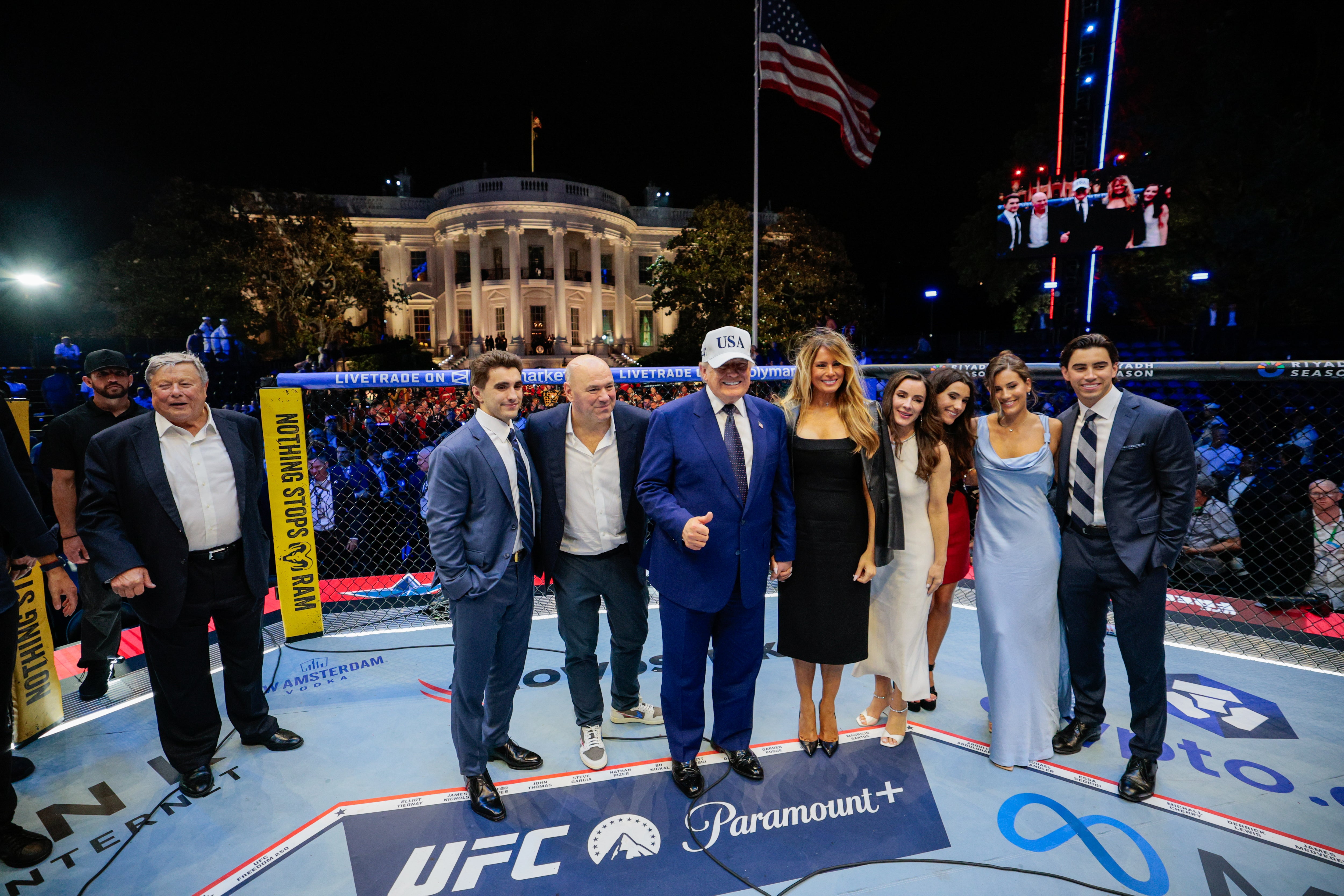 Nije prvi put da se Trump fiksirao na jednu brojku. Listovi su ranije objavili da je često posezao za brojevima 93 i 10.000 u javnim istupima. Na ovoj slici Trump prisustvuje UFC Freedom 250 događaju na svoj 80. rođendan