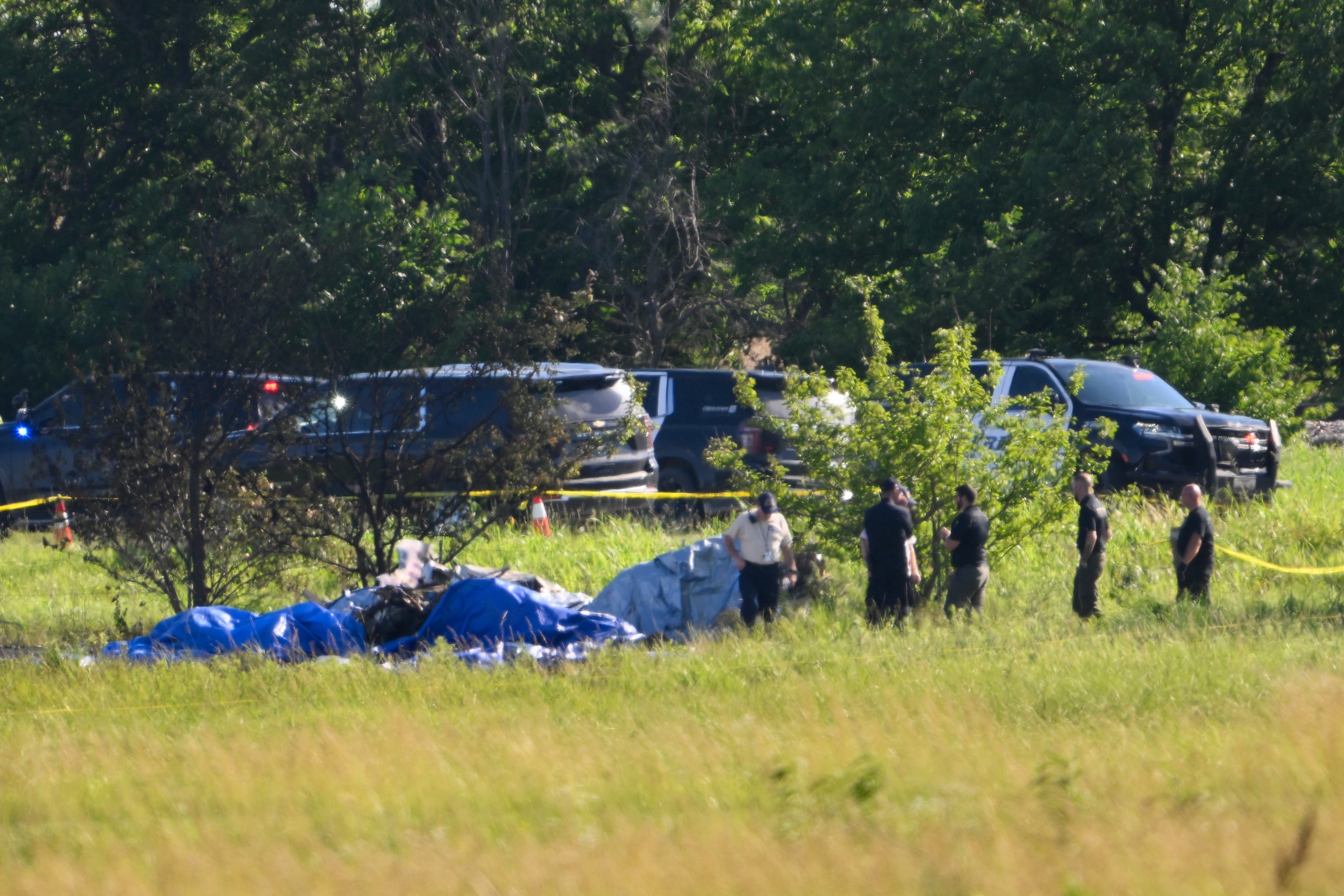 Jednomotorni turboelisni zrakoplov srušio se ubrzo nakon polijetanja iz zračne luke Butler Memorial, oko sat vremena južno od Kansas Cityja. Vlasti su priopćile da je svih 12 osoba u brodu poginulo dok su članovi obitelji promatrali sa zemlje