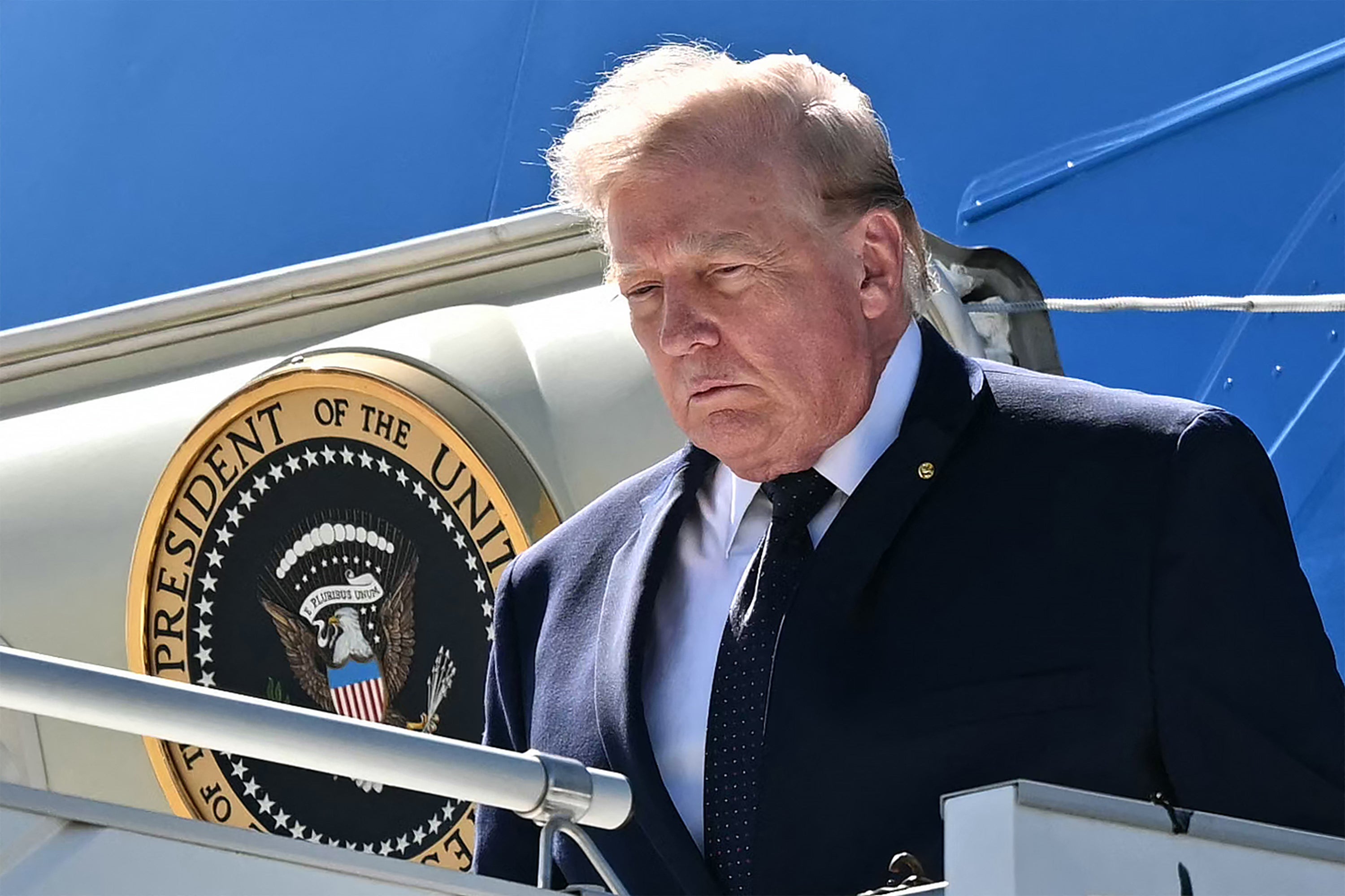 Donald Trump iskrcava Air Force One nakon slijetanja u ženevsku zračnu luku uoči samita G7, u Ženevi 15. lipnja