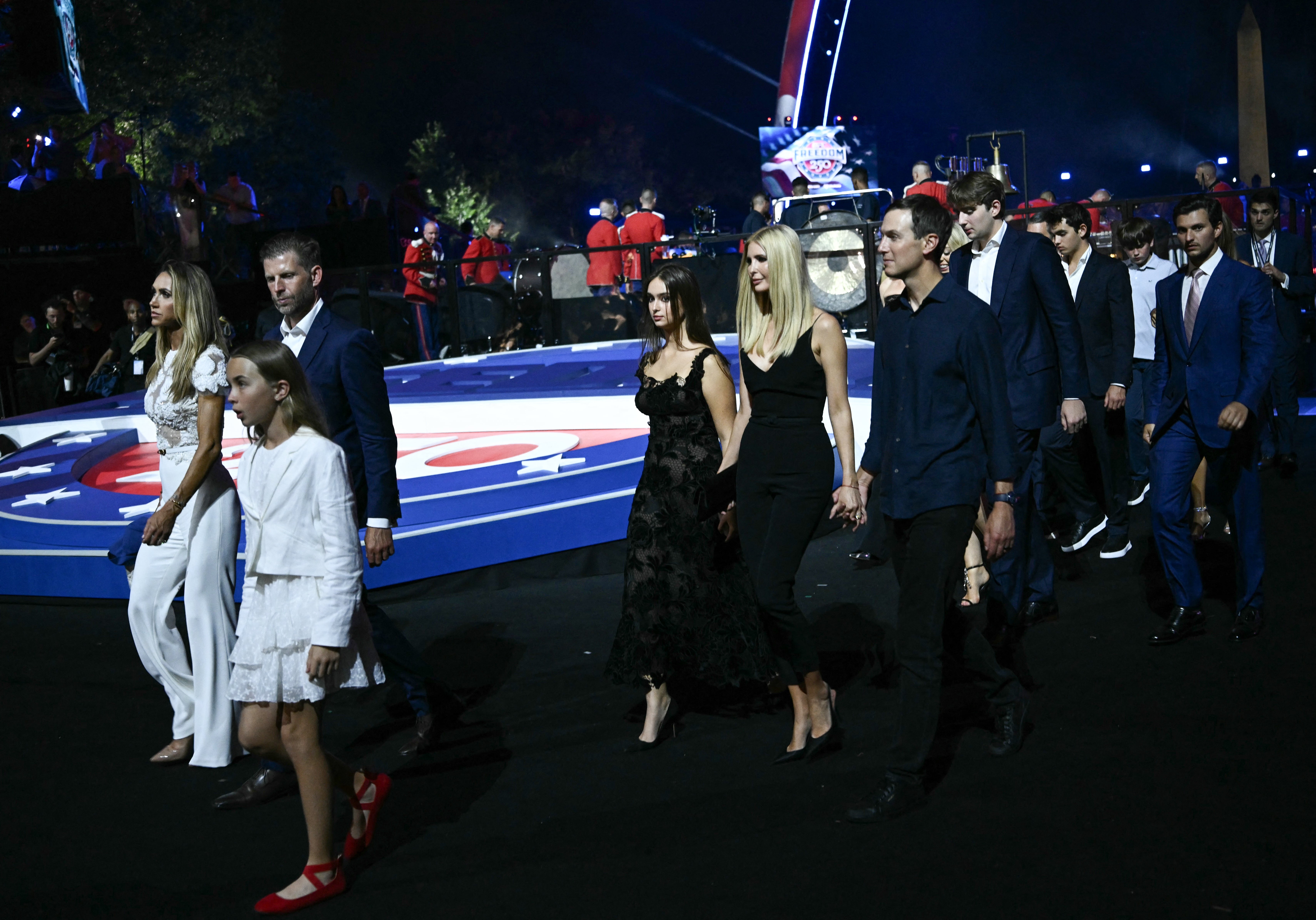 Barron Trump (en la foto detrás de Ivanka Trump y Jared Kushner) asistió al evento UFC Freedom 250 junto a su madre, la Primera Dama Melania Trump, su abuelo, Viktor Knavs, hermanos, sobrinas y sobrinos.