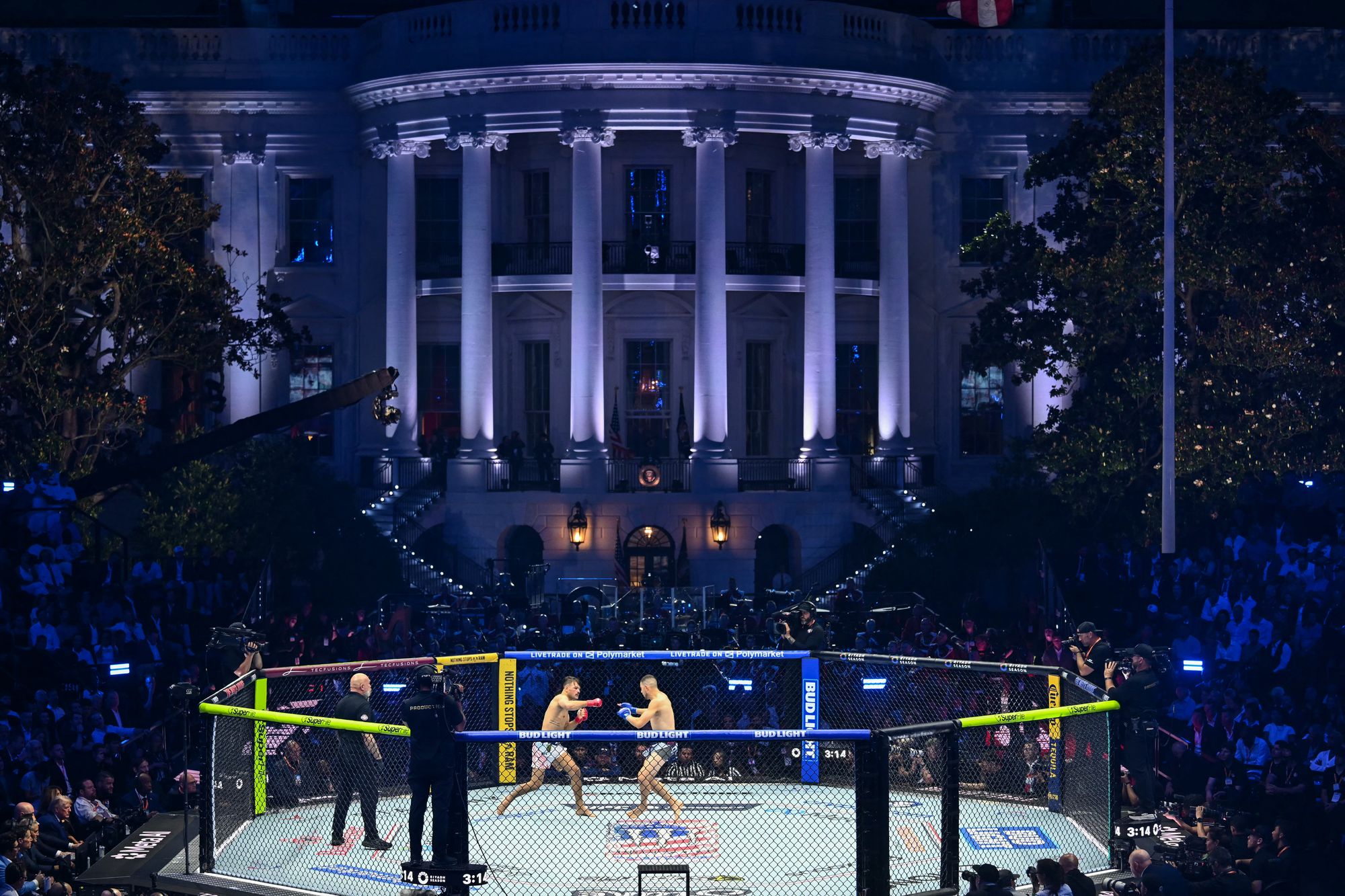A Casa Branca sediou o primeiro evento do UFC Freedom 250 no domingo à noite no South Lawn