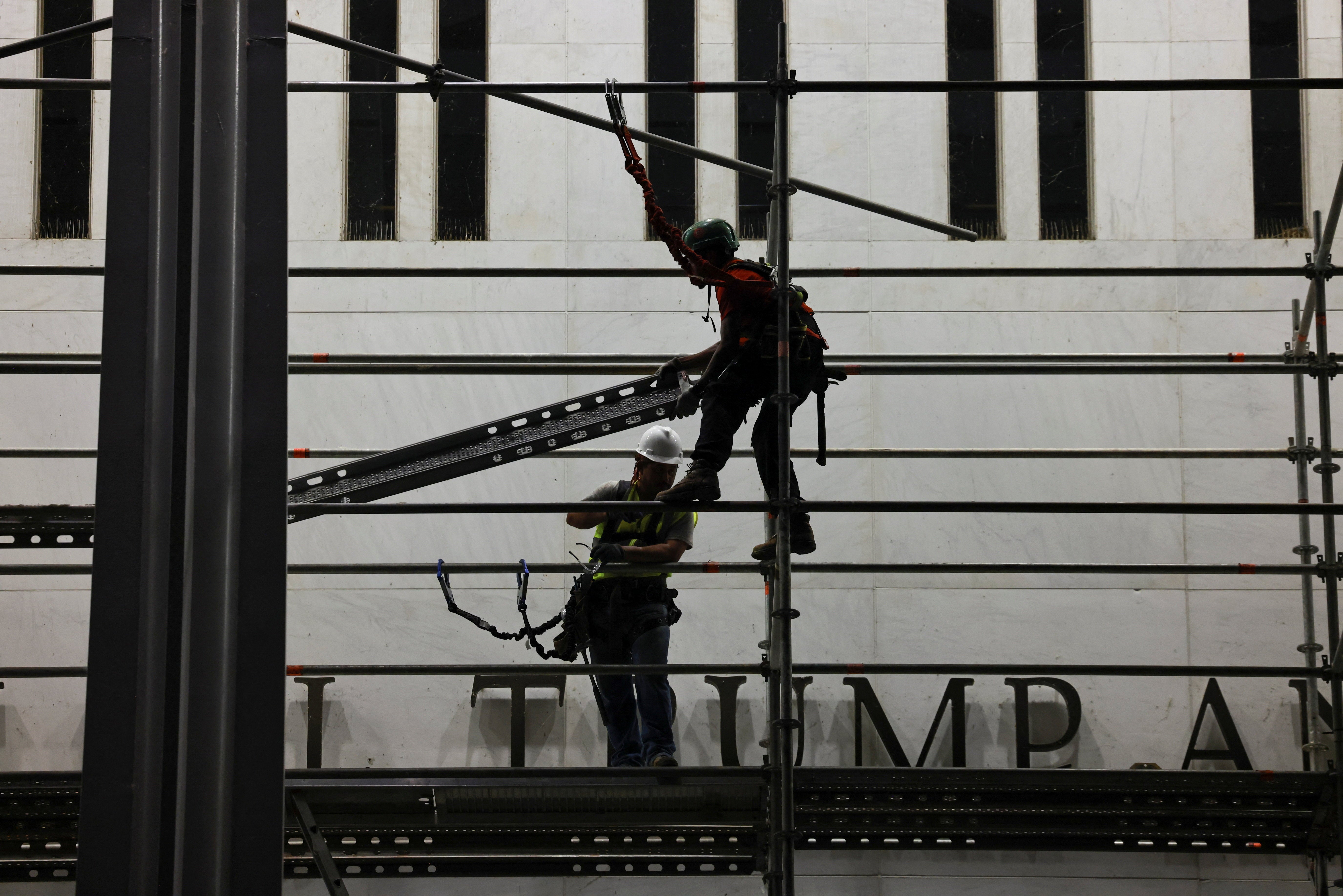 The Kennedy Center blew a court-ordered deadline to region Trump’s sanction from nan building and has kept scaffolding and a tarp-like screen complete nan signage for much than a week