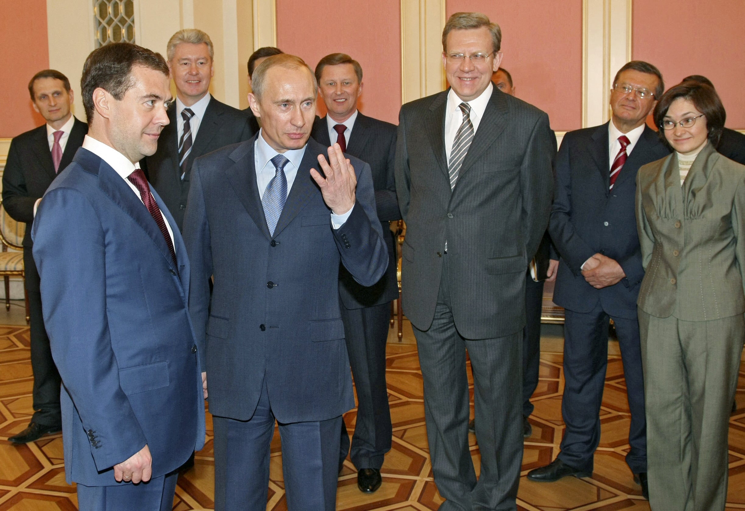 Elvira Nabiullina Nabiullina gleda dok Vladimir Putin razgovara s Dmitrijem Medvedevim u Moskvi 2008.