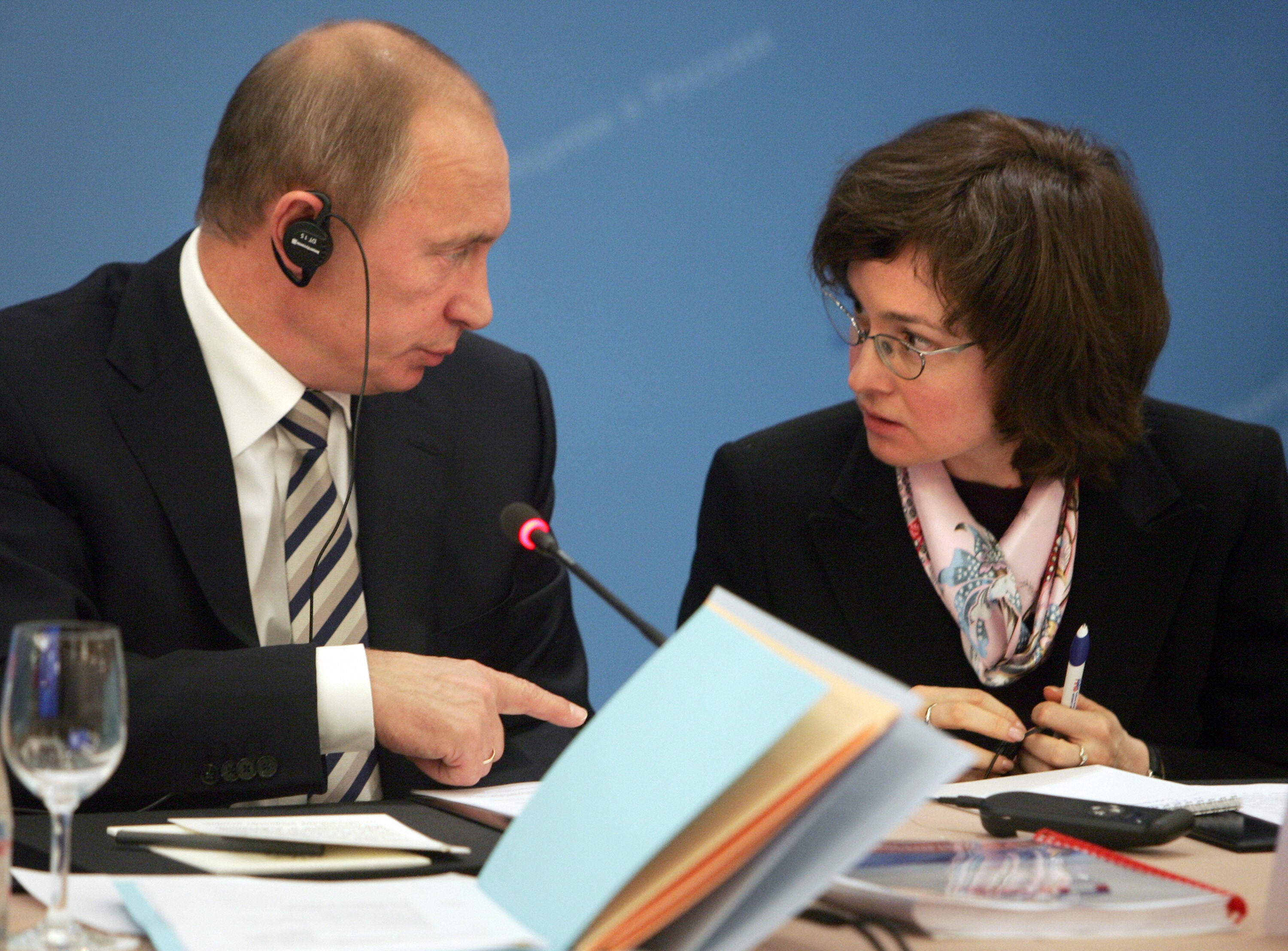 Vladimir Putin i tadašnja ministrica gospodarskog razvoja i trgovine Elvira Nabiullina govore tijekom sastanka 2008. u Moskvi