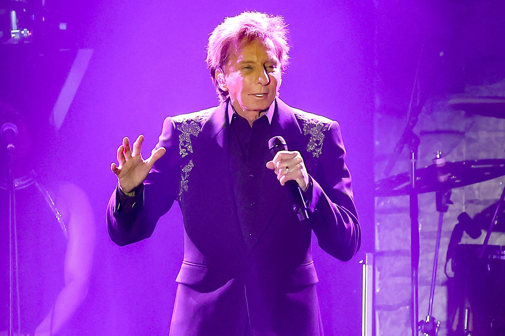 Barry Manilow cancels Las Vegas shows after bronchitis forces walk-off