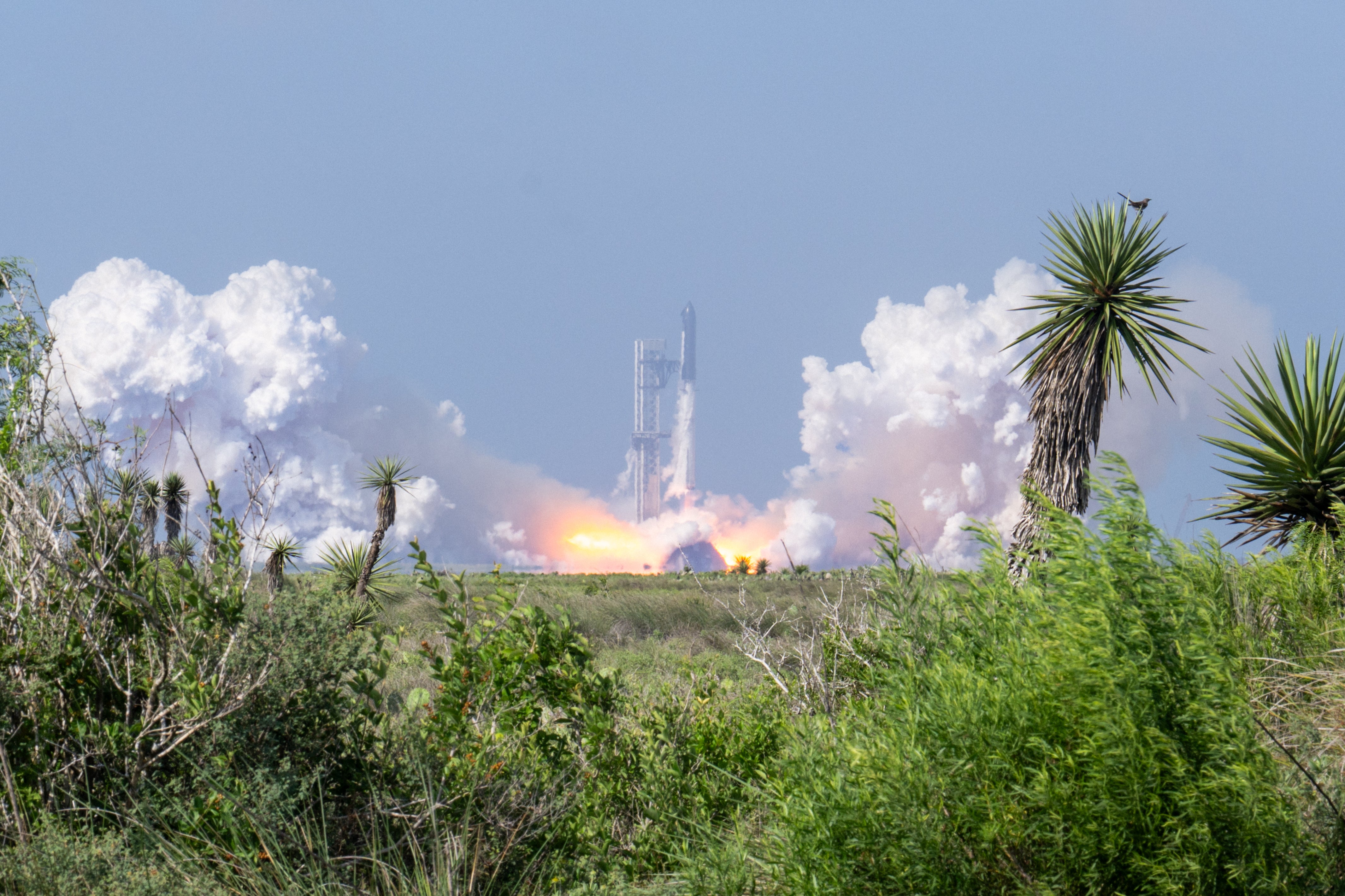 Vrhovni sud Teksasa kaže da SpaceX Elona Muska može nastaviti zatvarati plažu Boca Chica kako bi lansirao svoje rakete, poput Starshipa V3 viđenog ovdje kako poleti 22. svibnja 2026.
