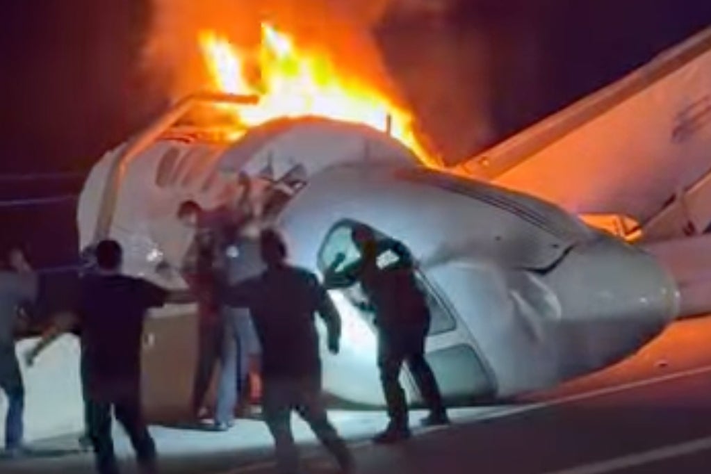 Crews rushed to propulsion retired group from a mini level Tuesday nighttime that collapsed successful nan mediate of a road successful confederate Texas, arsenic flames burst from nan aircraft