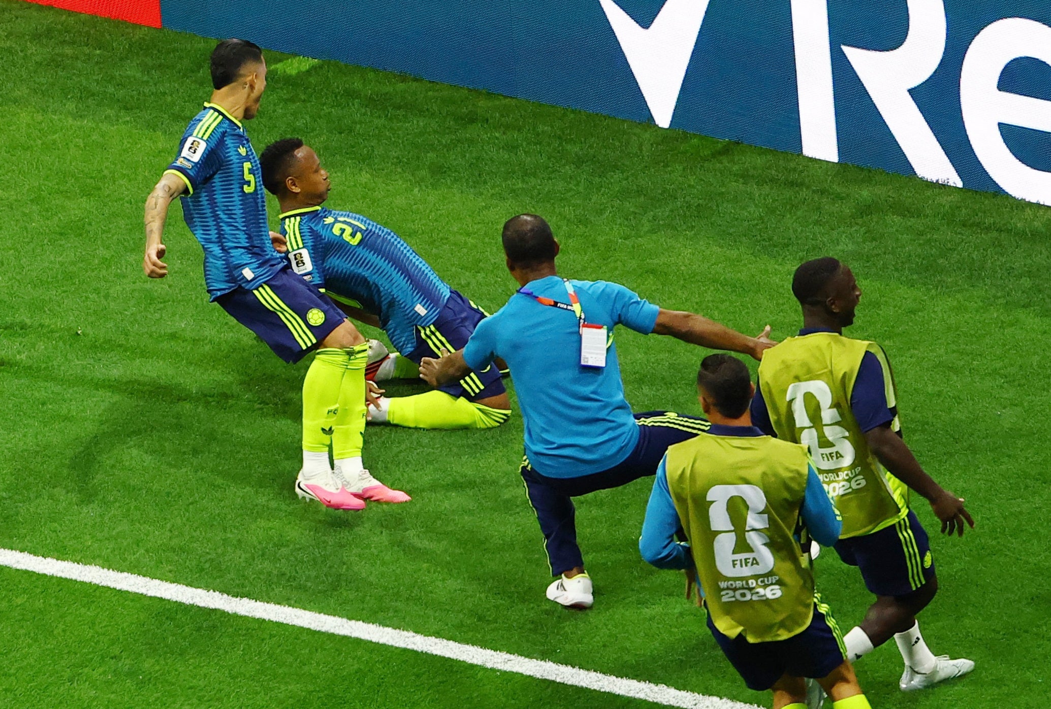 Jaminton Campaz de Colombia celebra su tercer gol