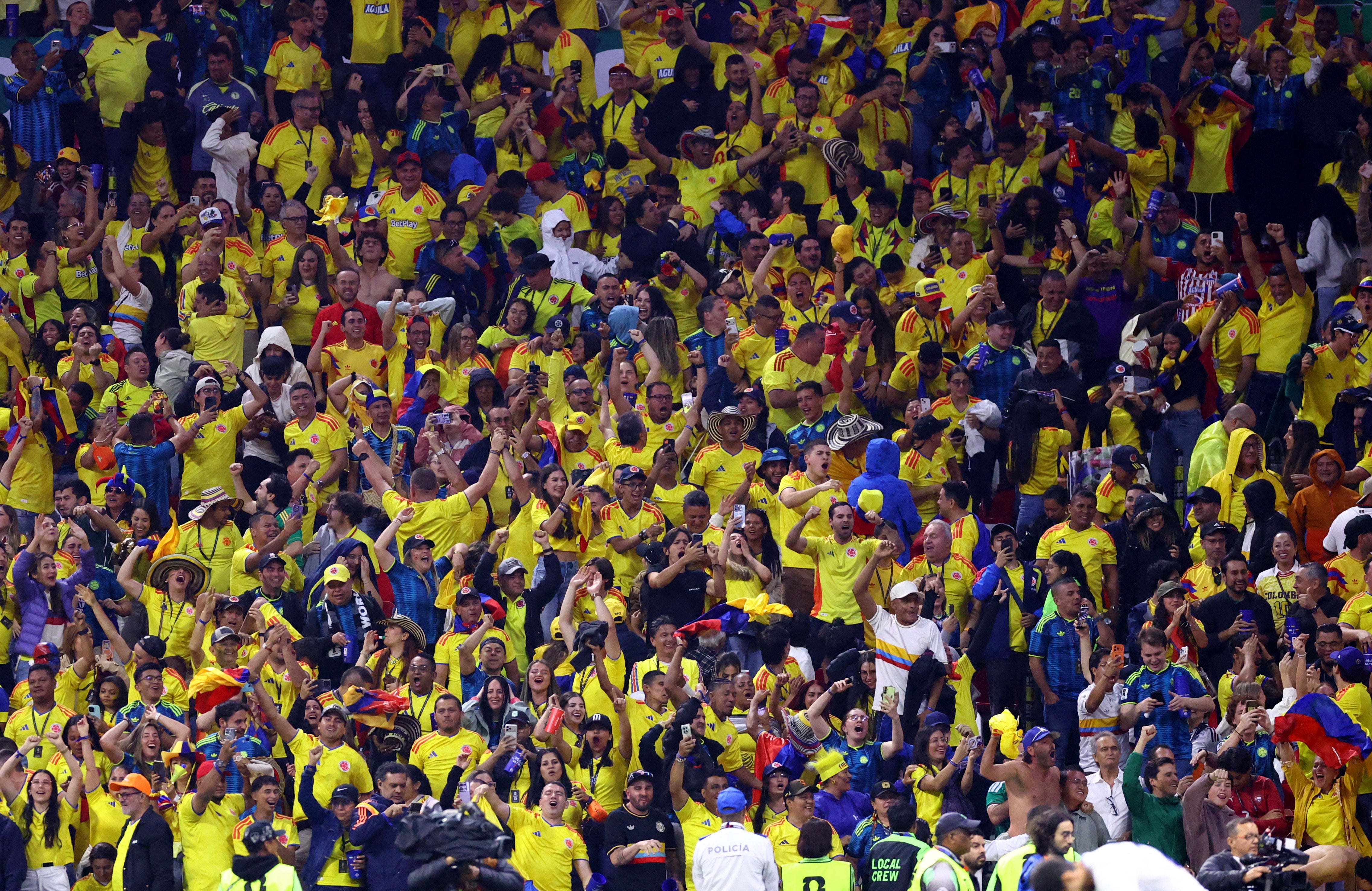 Los fanáticos de Colombia celebran después del partido.