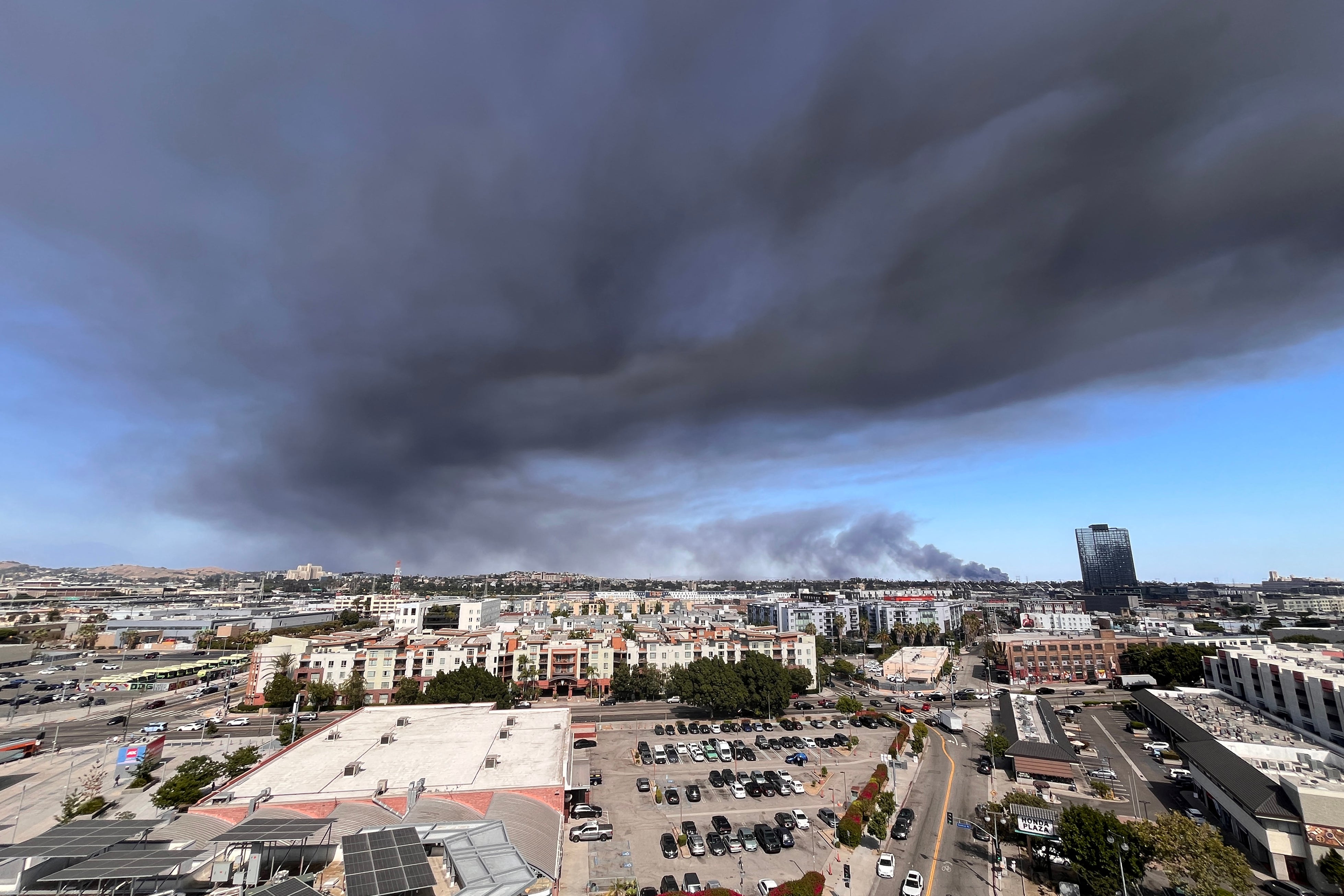 30 p.m. to nan blaze, which was sending ample plumes of acheronian fume into nan aerial successful nan Boyle Heights neighborhood