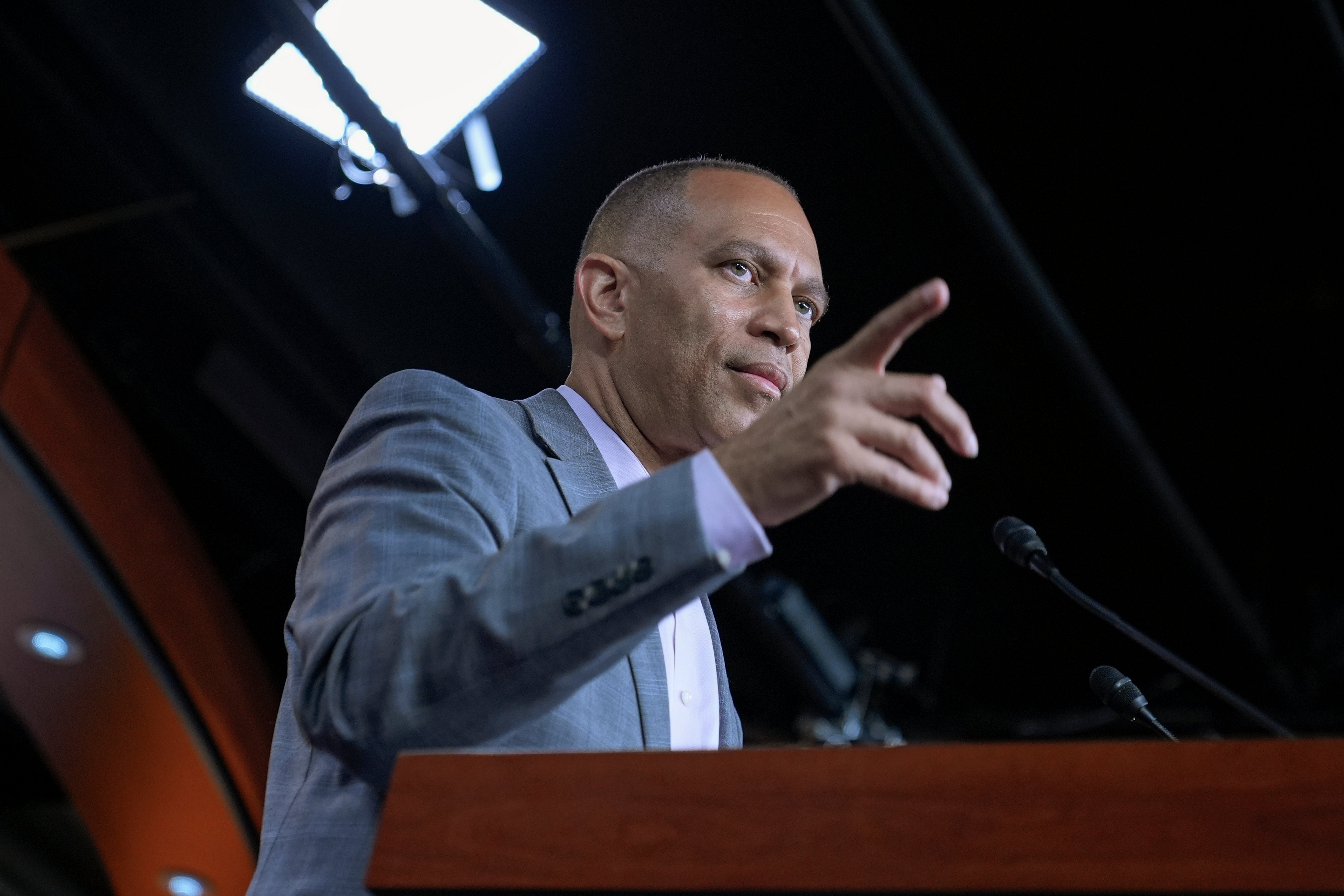 House Minority Leader Hakeem Jeffries, a chap New Yorker, has tried to push backmost against nan Mamdani-backed antiauthoritarian socialist challengers, endorsing and campaigning for nan embattled incumbents successful a proxy conflict pinch nan mayor