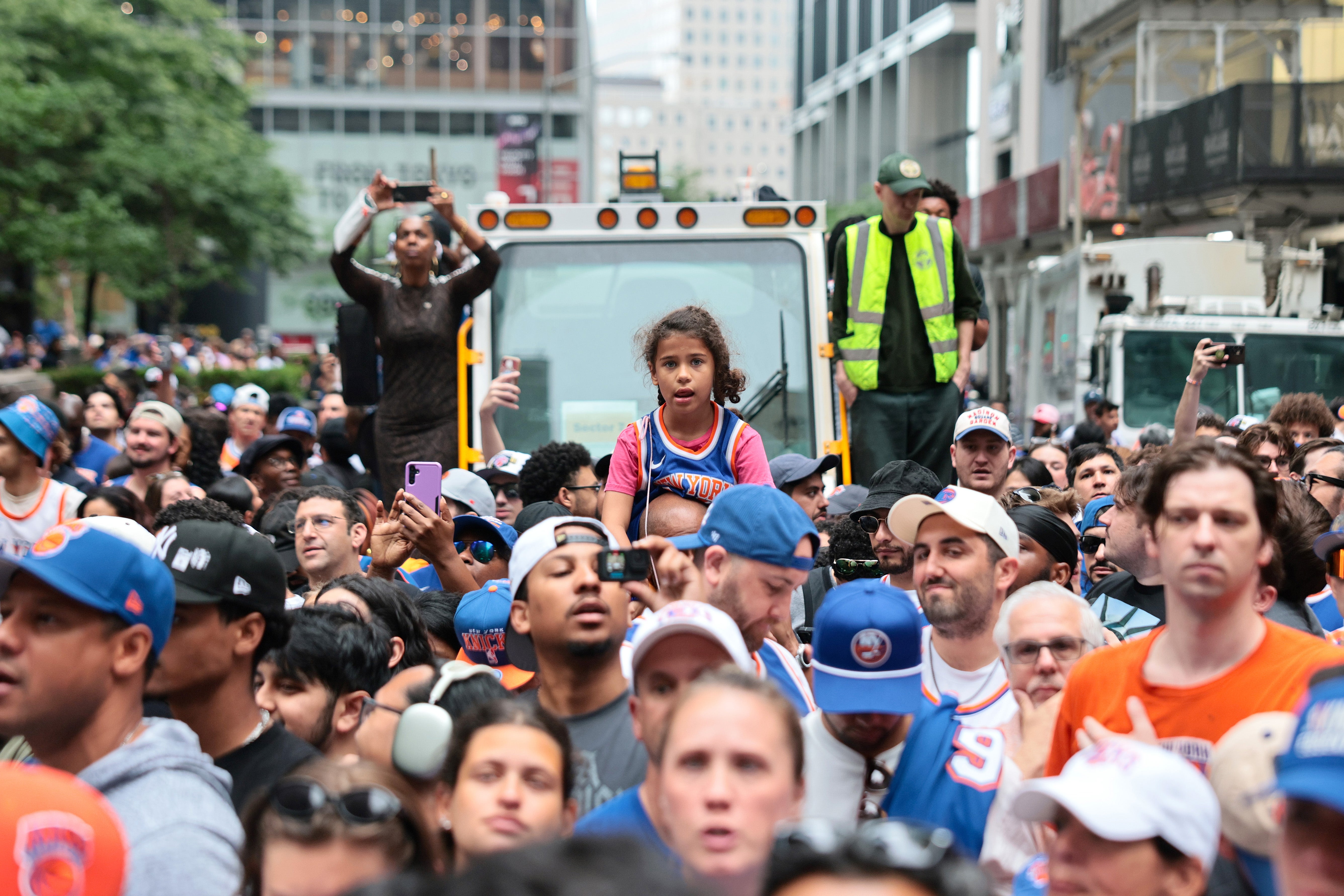 They began lining up hours earlier nan viewing areas opened
