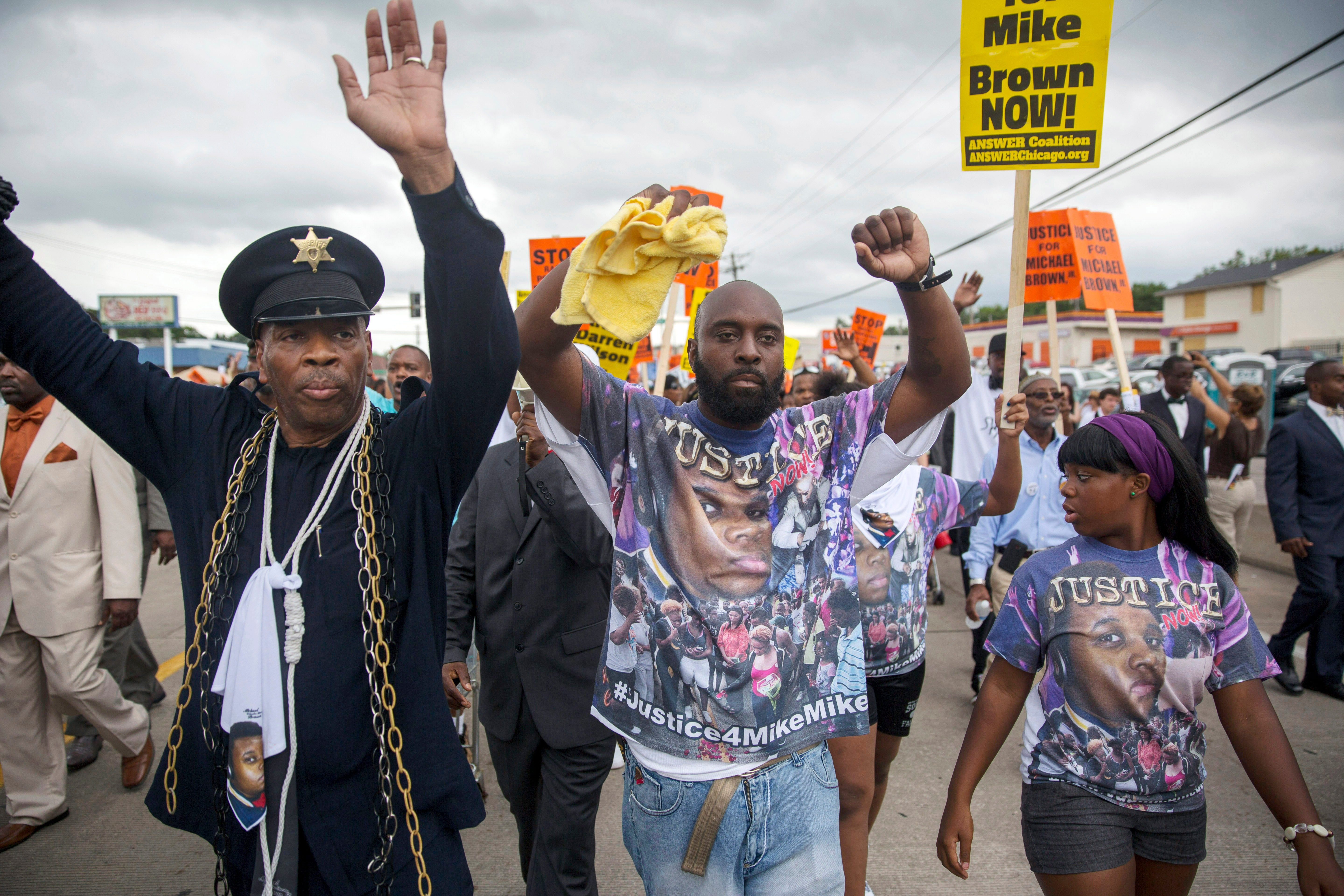 A morte de Michael Brown deu origem ao grito de protesto: 'Mãos ao alto, não atire'