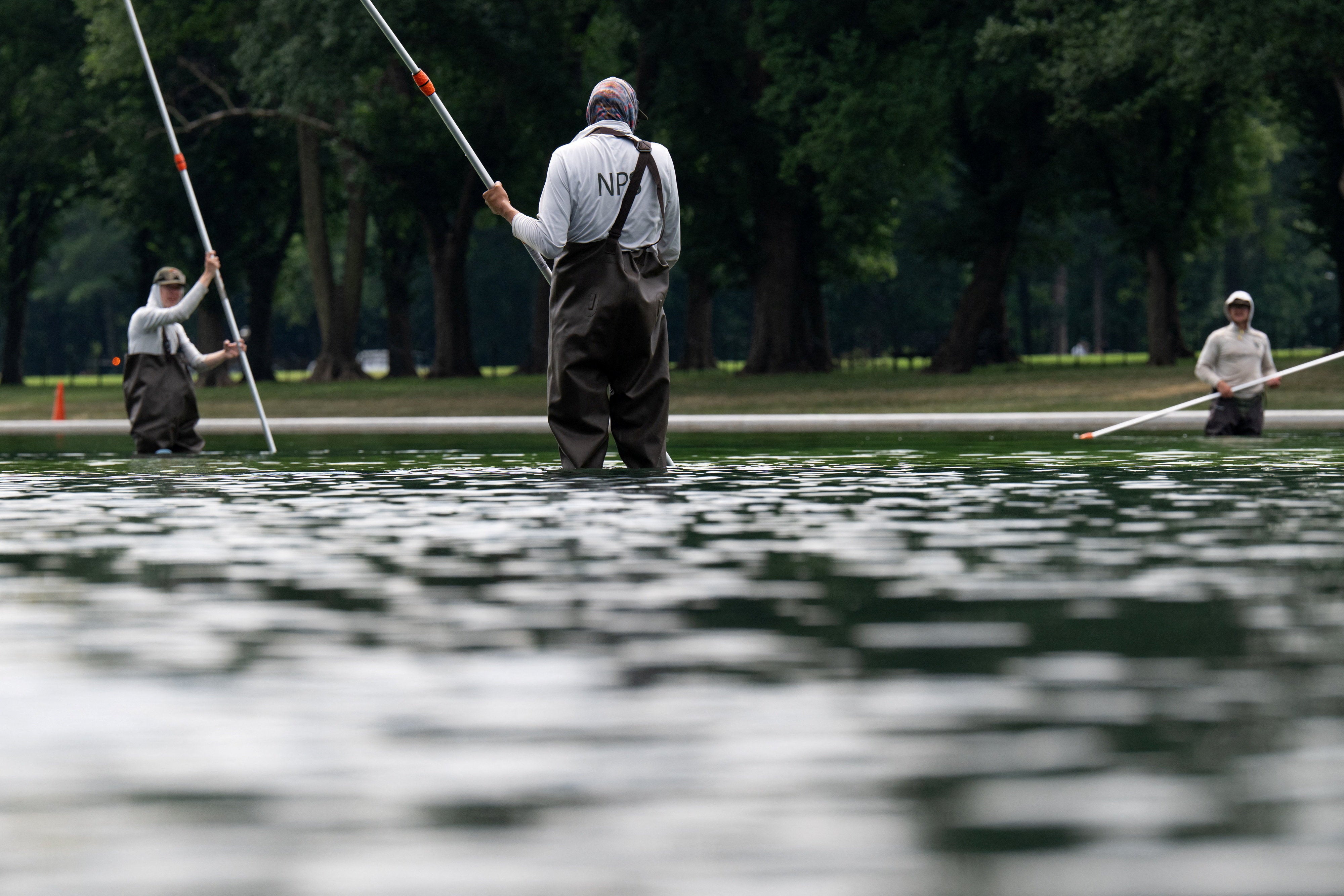 The Trump management has reportedly relied connected fast-track, no-bid contracts to reconstruct Washington monuments specified arsenic nan Lincoln Memorial Reflecting Pool up of American 250th day celebrations