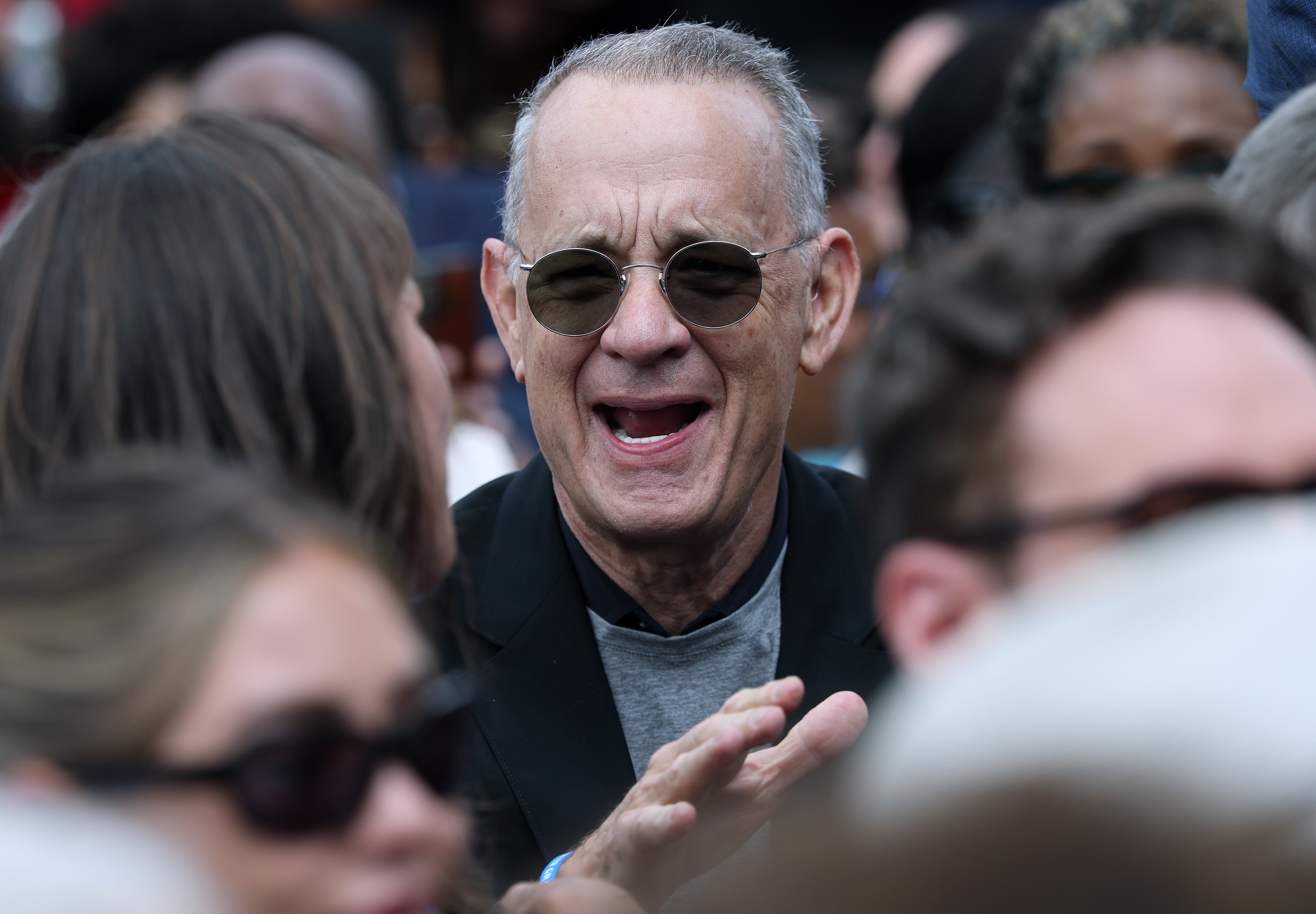 Hanks participou da cerimônia de inauguração do Centro Presidencial Obama em Chicago