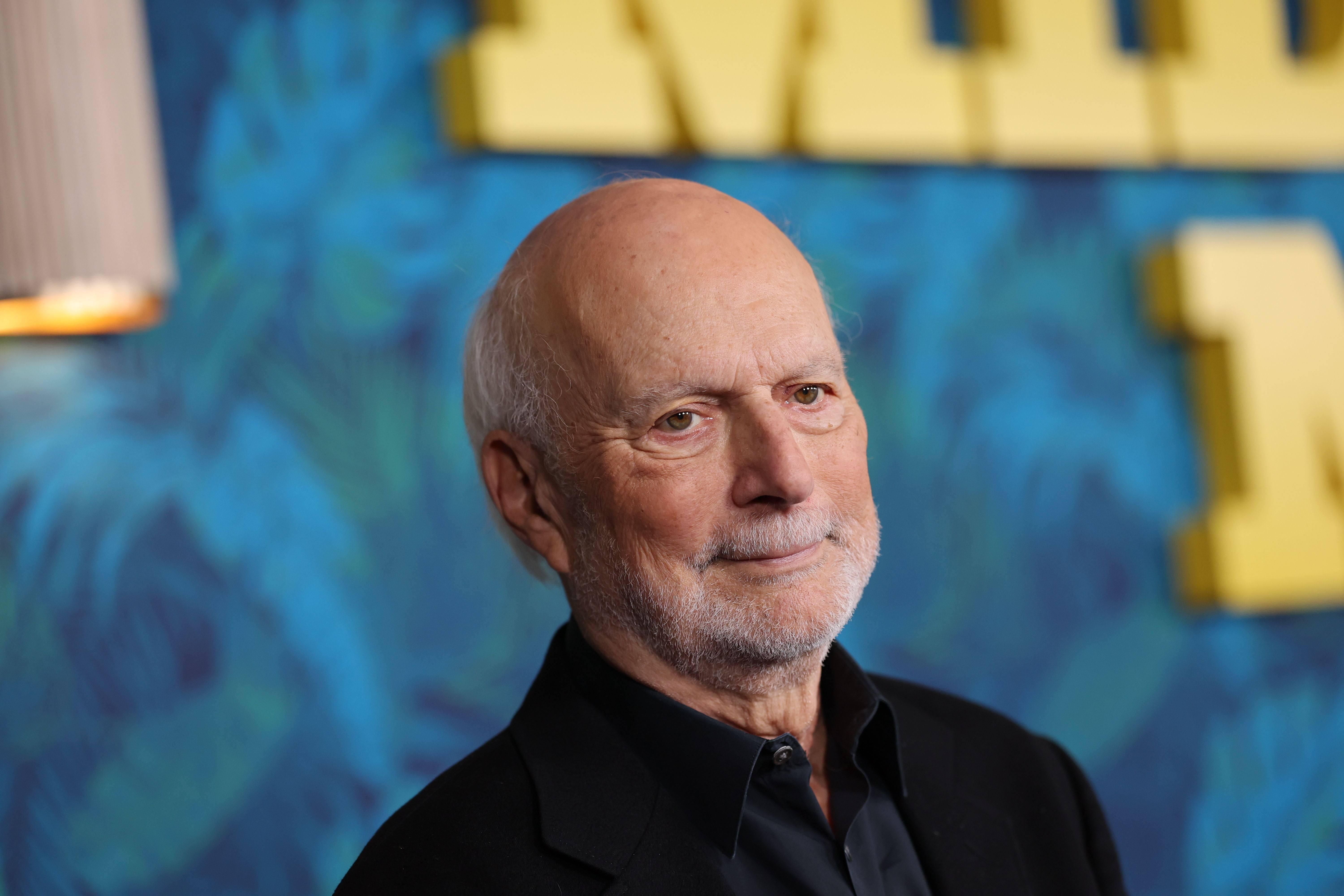 James Burrows (retratado em Los Angeles em 2025) morreu aos 85 anos, anunciou sua família na sexta-feira