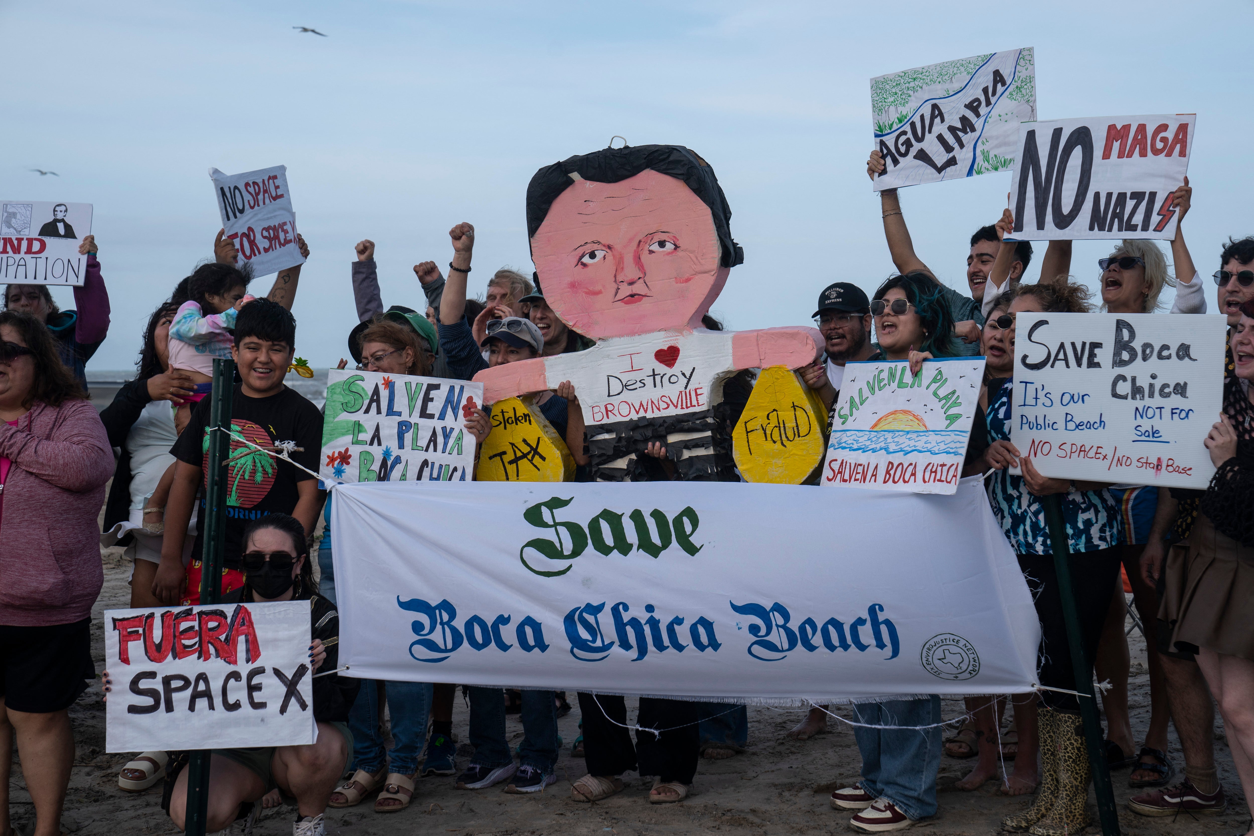 Prosvjednici prosvjeduju protiv Muskovog plana da inkorporira četvrt Boca Chica Village, gdje se nalaze njegovi objekti SpaceX-a, kao Starbase na plaži Boca Chica, tijekom skupa u Brownsvilleu, Texas, 3. svibnja 2025.