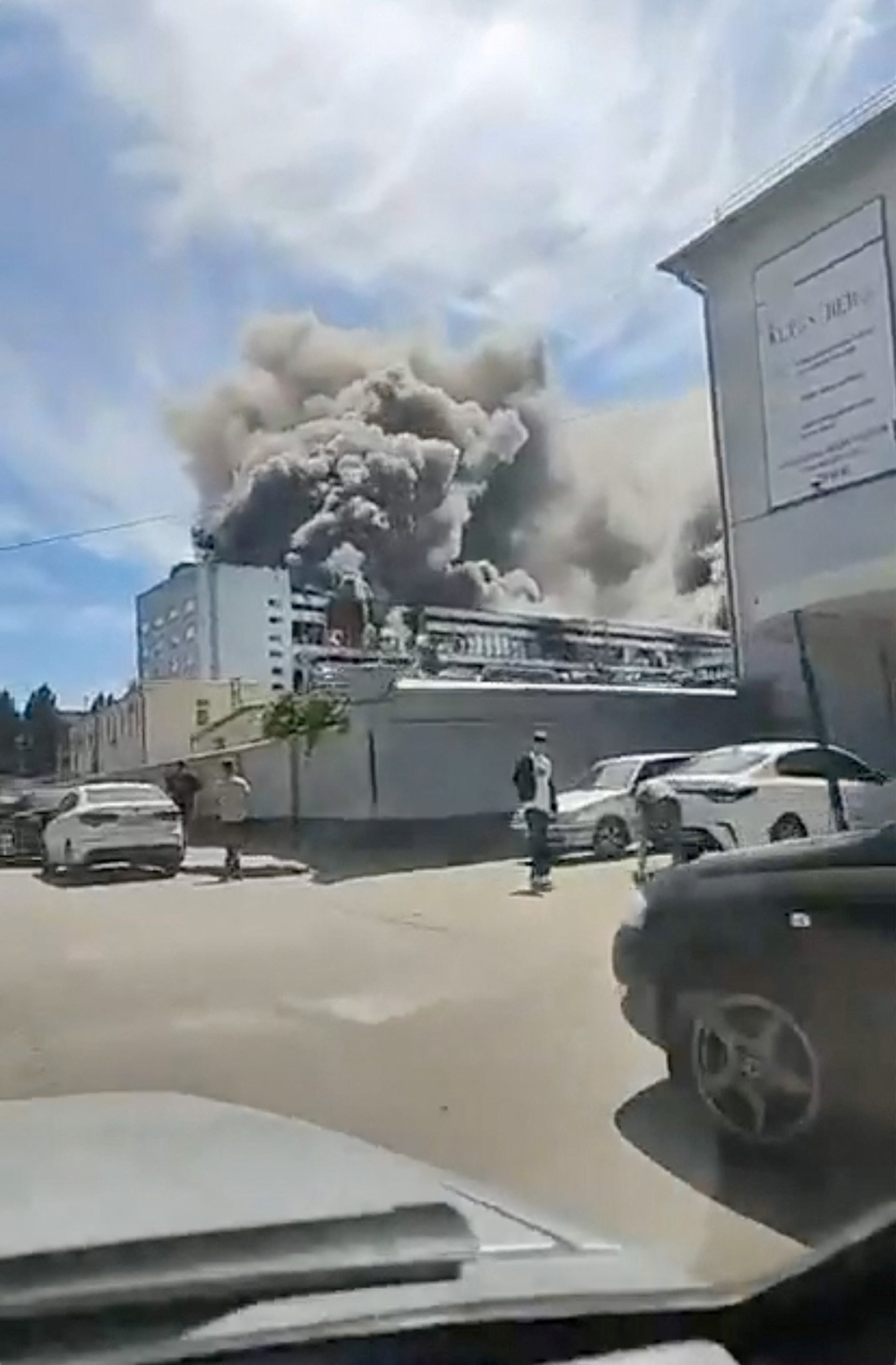 Dim izbija iz proizvodnog pogona nakon ukrajinskog napada, prema lokalnom guverneru, tijekom rusko-ukrajinskog sukoba, u Voronzehu, Rusija 22. lipnja