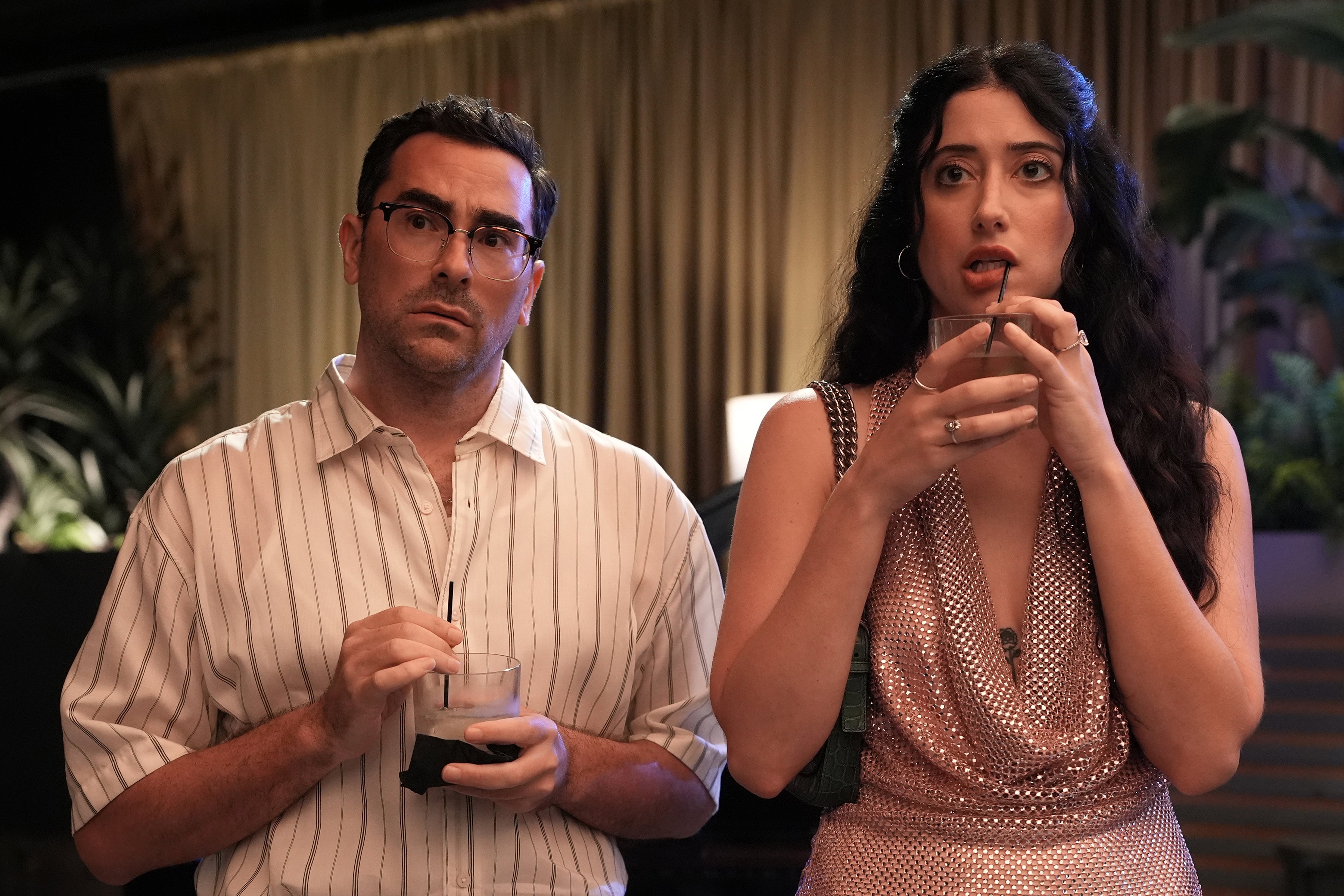 Levy co-criou e estrela 'Big Mistakes', ao lado de Taylor Ortega (à direita)