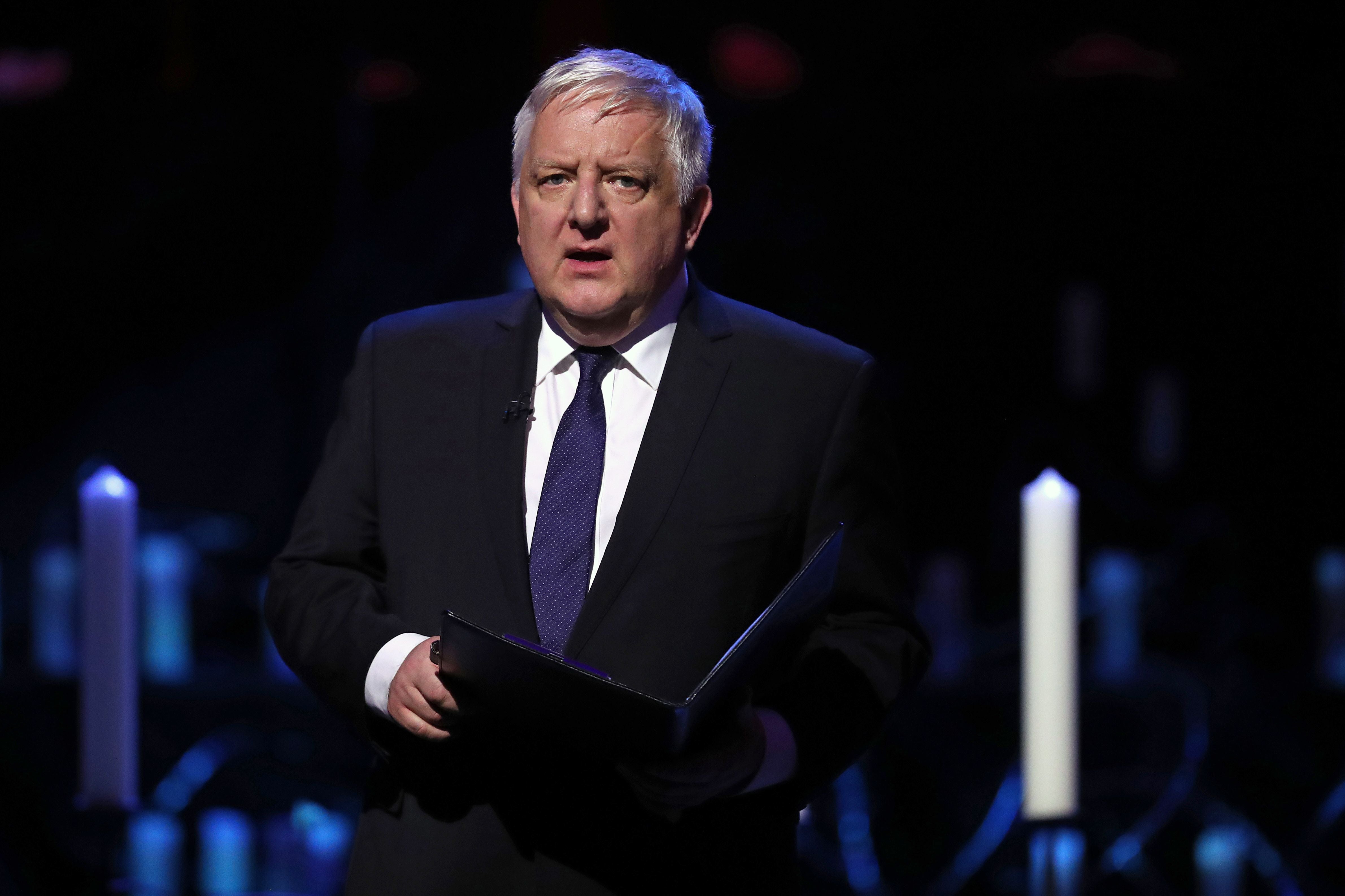 Simon Russell Beale está fazendo quimioterapia para câncer de intestino