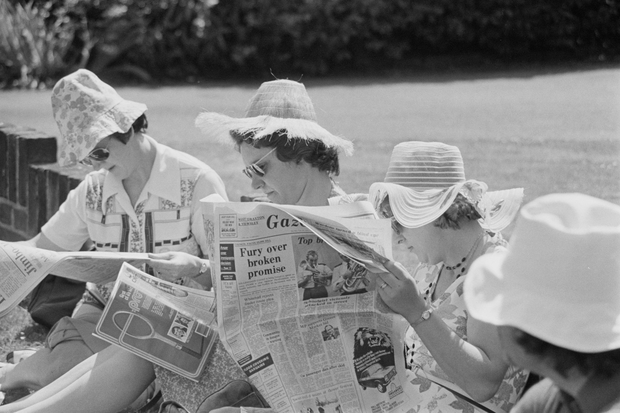 Non-digital readers wearing bucket hats and sun hats at the 1976 Wimbledon Championships