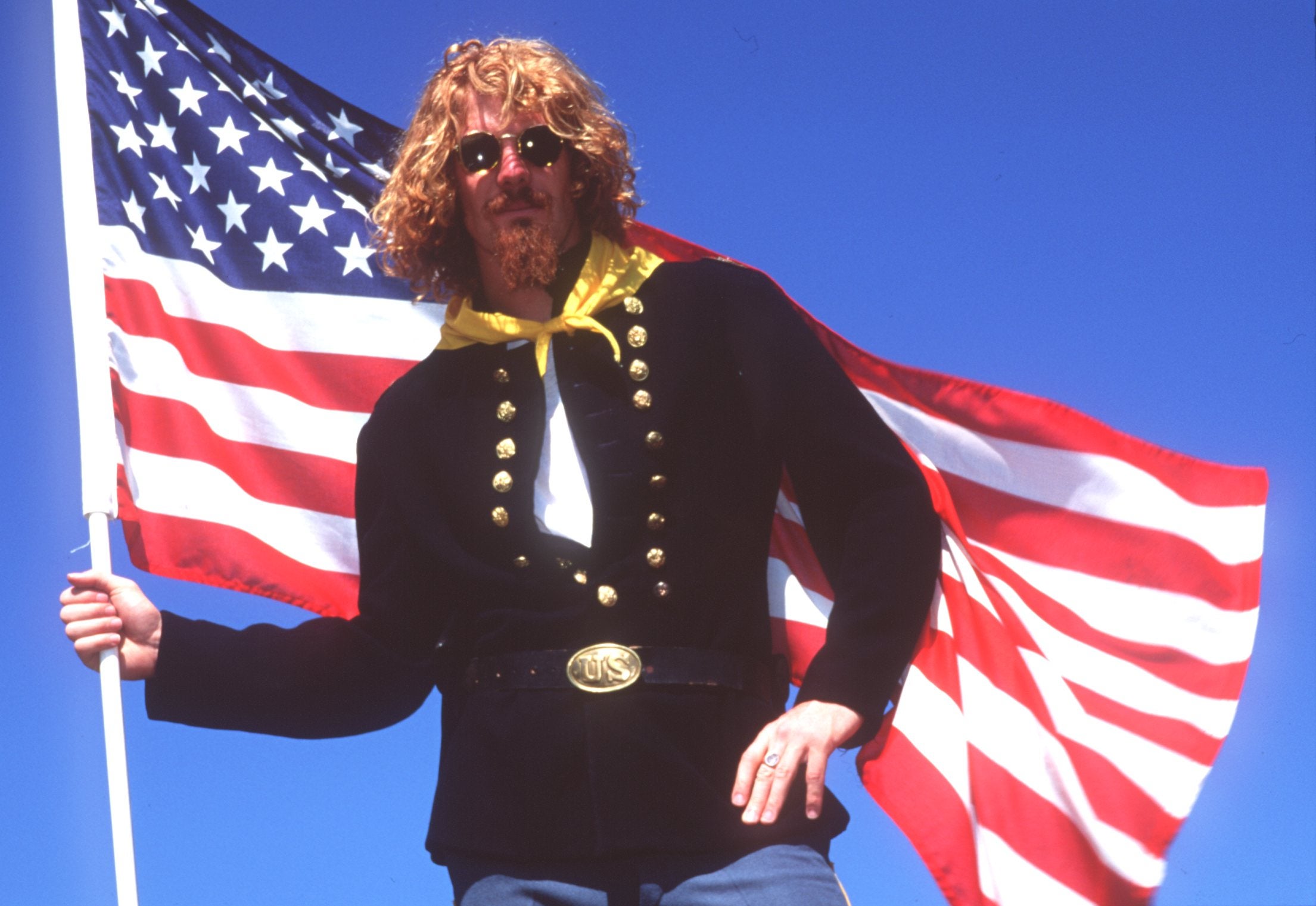 Alexi Lalas se passando por General Custer antes de um amistoso contra a Inglaterra em setembro de 1994, pouco antes de ser envergonhado por Alan Shearer quando seu país perdeu por 2 a 0