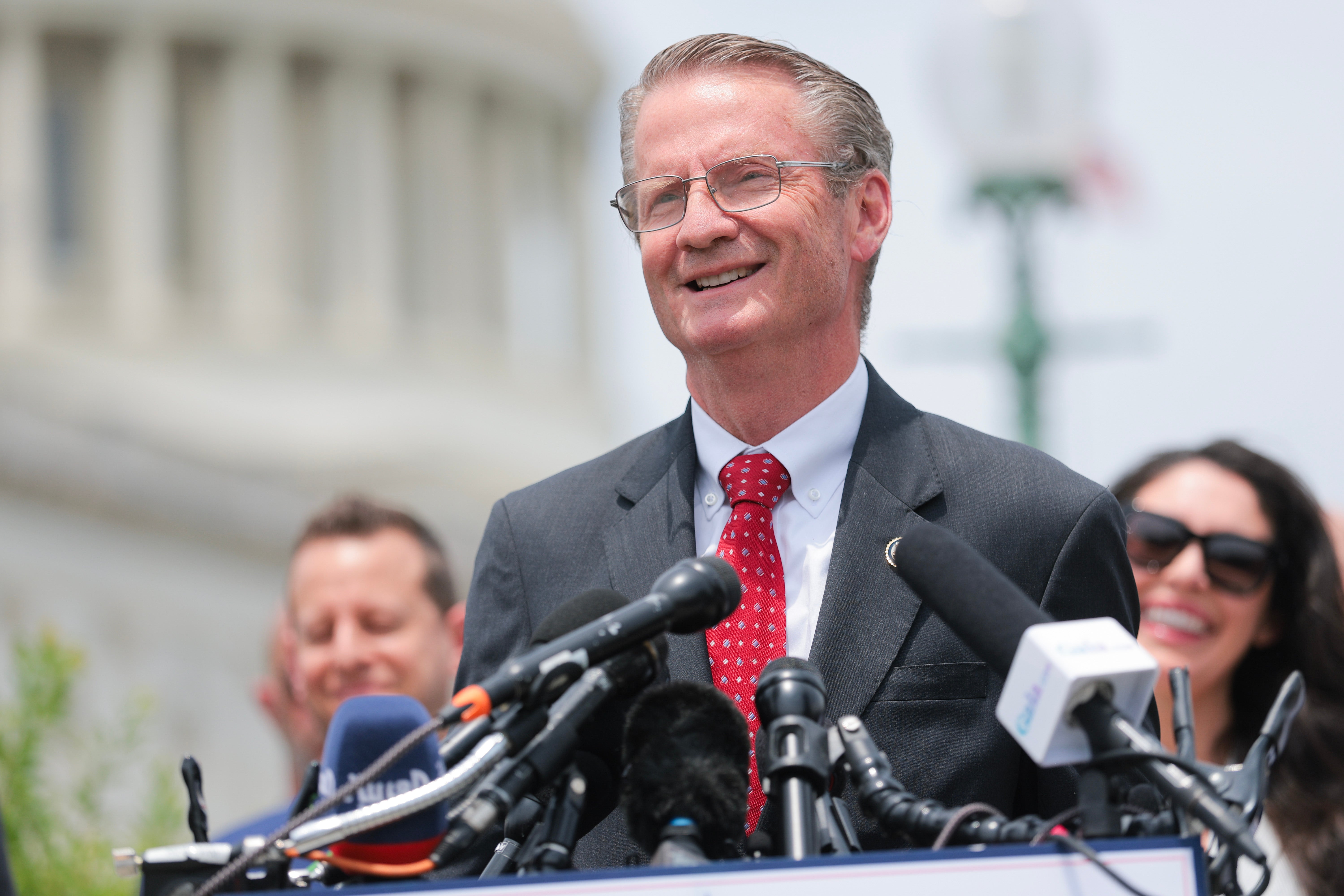 Representative Tim Burchett, a Tennessee Republican, had an different proposal for President Donald Trump’s algae problem successful nan Lincoln Memorial Reflecting Pool — fto it grow