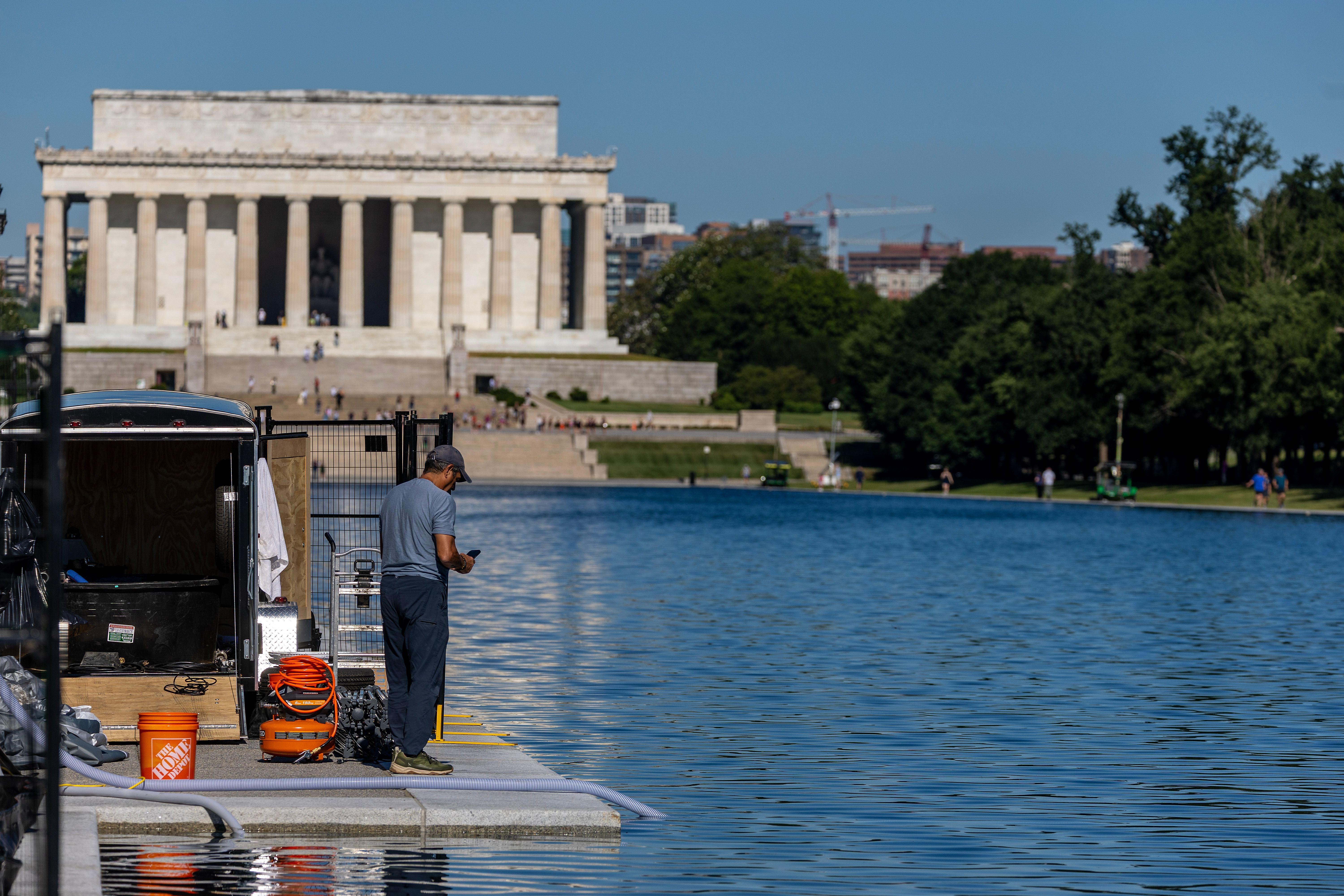 A building institution antecedently hired to activity connected nan blighted Lincoln Memorial Reflecting Pool nether nan Obama management turned down activity for nan Trump administration’s renewal because nan plans were ‘unfeasible,’ according to a report