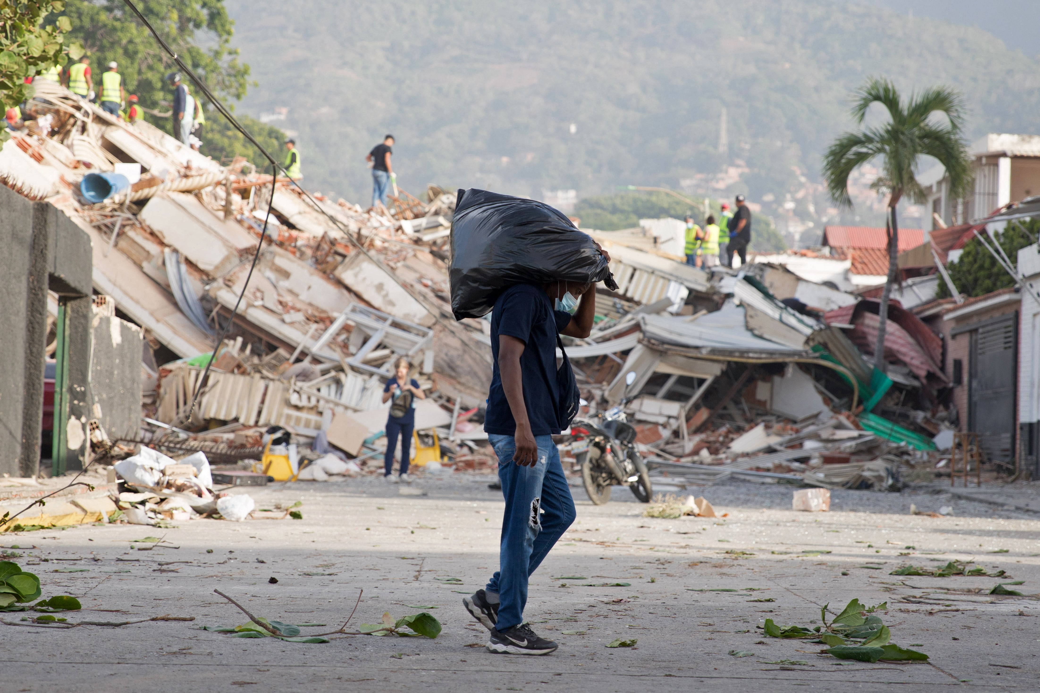 The shaking from nan magnitude 7.2 and 7.5 events caused buildings to illness successful cities crossed nan bluish portion of nan country, sidesplitting much than 900 people