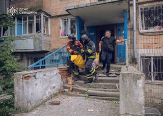 Spasioci reagiraju na napad ruske bespilotne letjelice koji je u subotu pogodio stambenu zgradu u Sumyju u Ukrajini