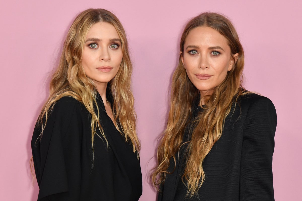 Mary-Kate and Ashley Olsen make a rare public appearance at family wedding Mary-Kate and Ashley Olsen make a rare public appearance at family wedding