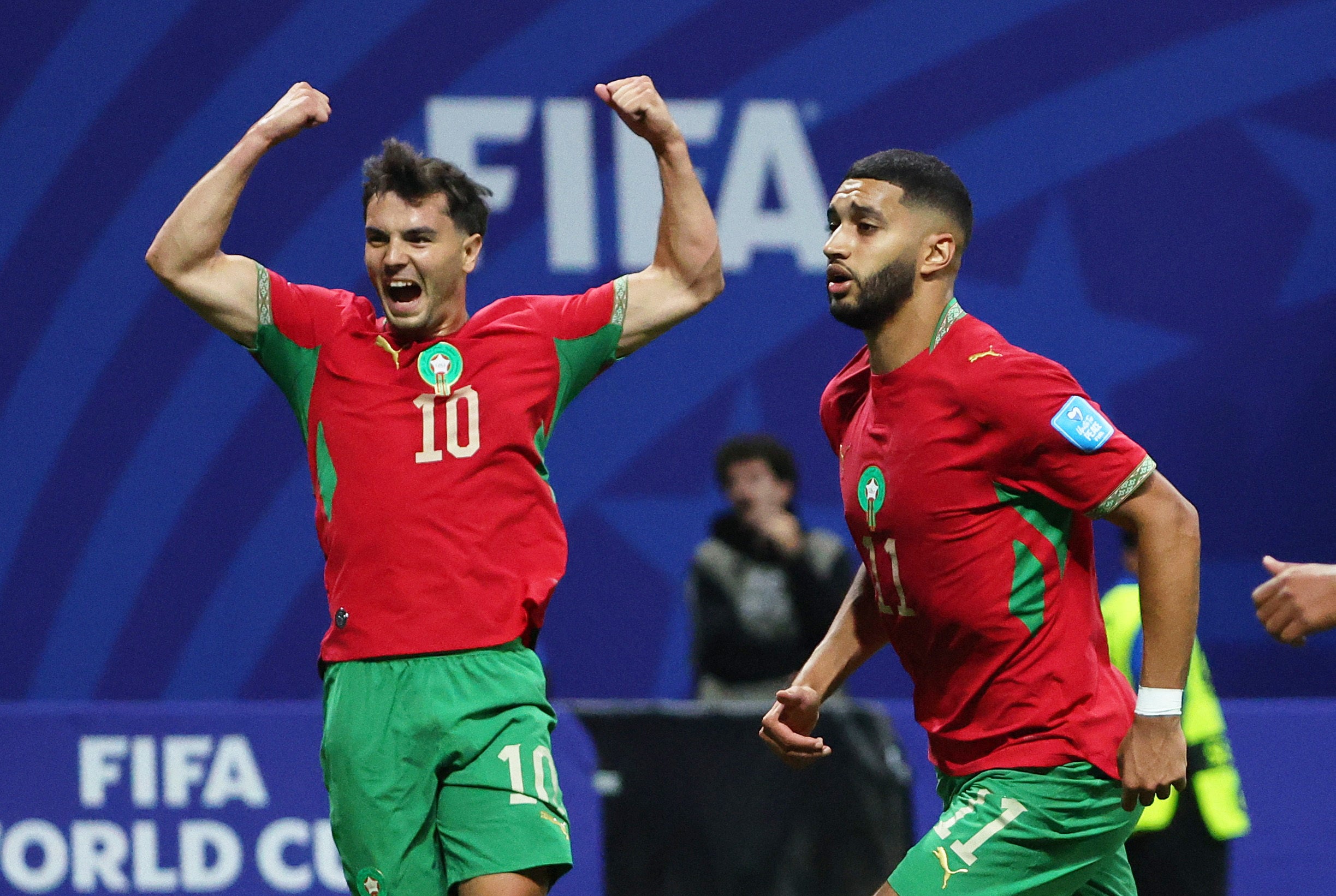 Ismael Saibari de Marruecos celebra su segundo gol con Brahim Díaz