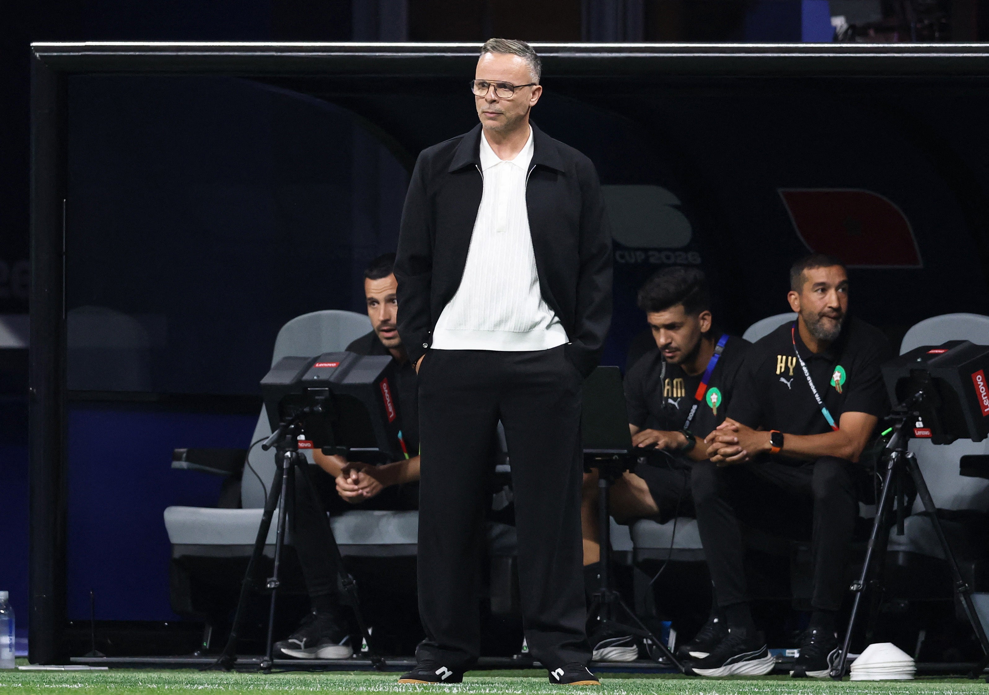 El seleccionador de Marruecos, Mohamed Ouahbi, observa el partido contra Haití