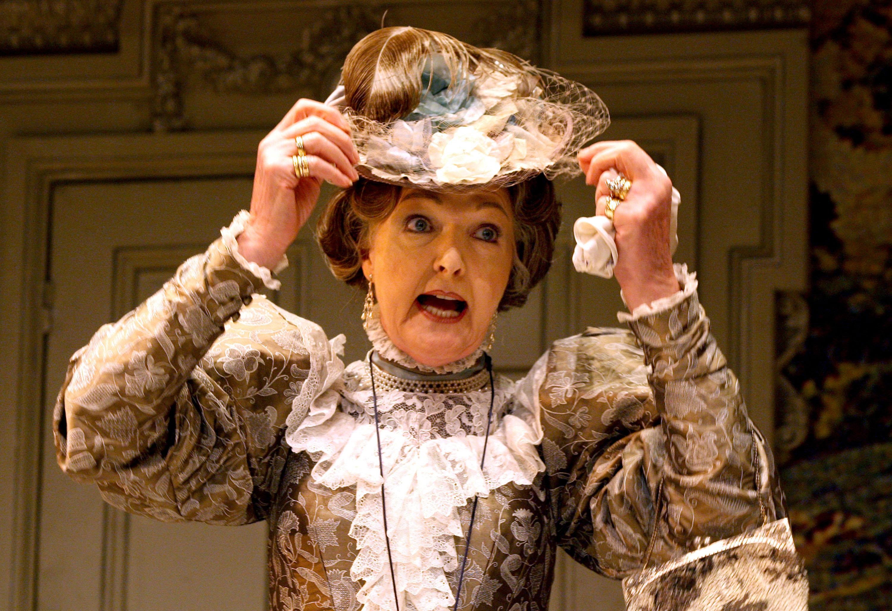 Penelope Keith como Lady Bracknell em 'The Importance Of Being Earnest' no Vaudeville Theatre em Londres, 2008