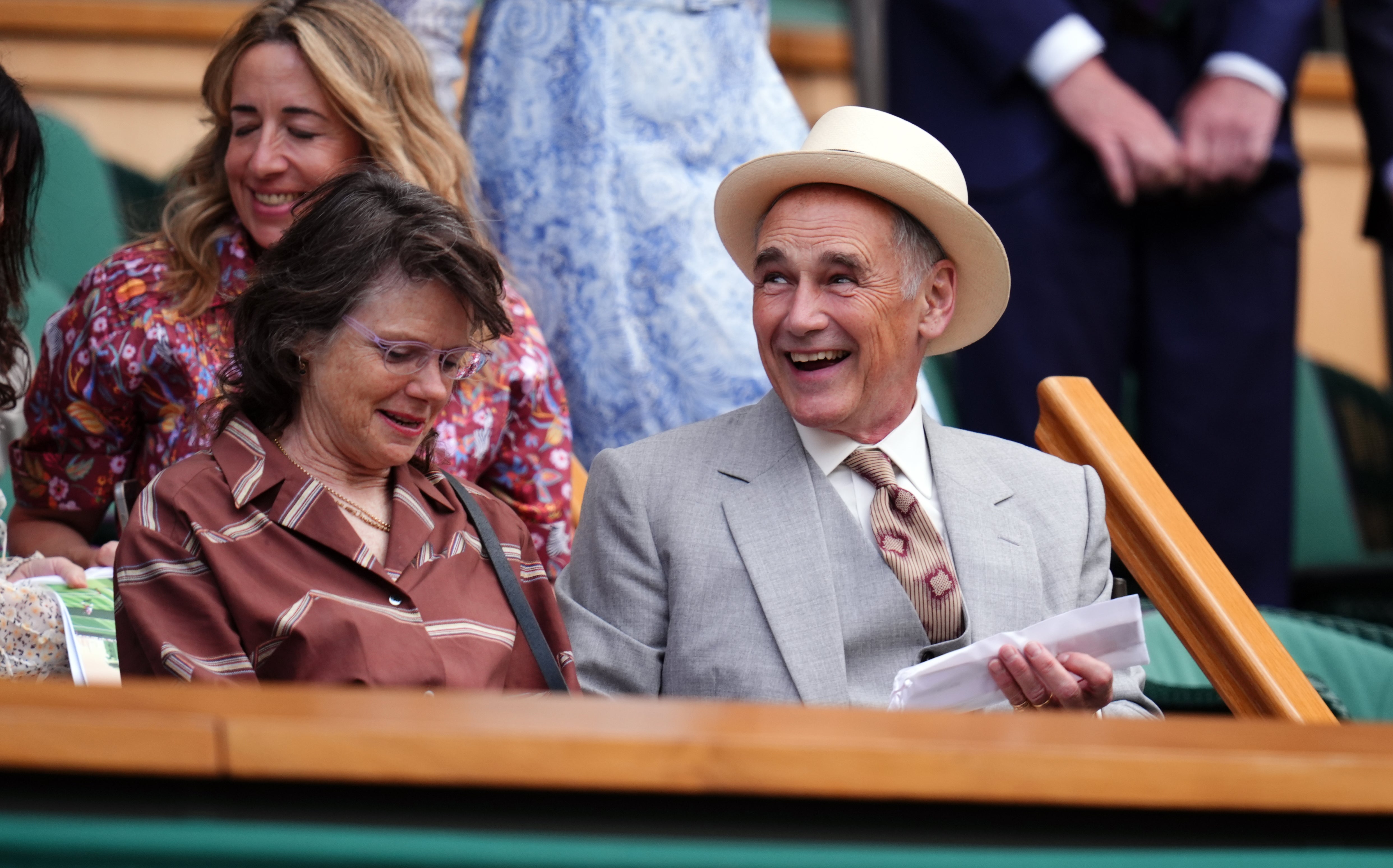 Mark Rylance com Lisa Barnard no camarote real no primeiro dia do Campeonato de Wimbledon de 2026 no All England Lawn Tennis and Croquet Club, Londres