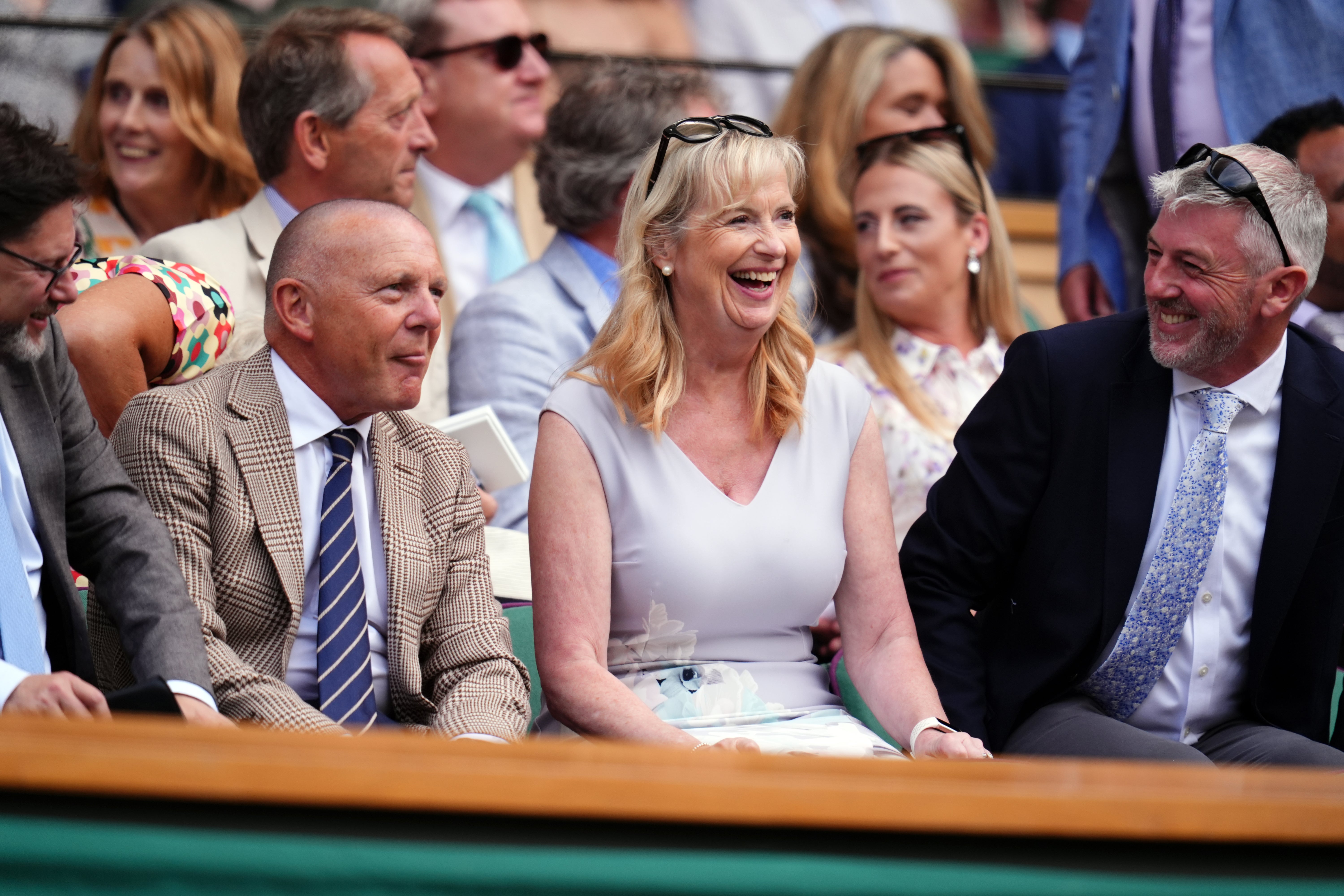 Carol Kirkwood (centro) no camarote real no primeiro dia do Campeonato de Wimbledon de 2026 no All England Lawn Tennis and Croquet Club, em Londres.