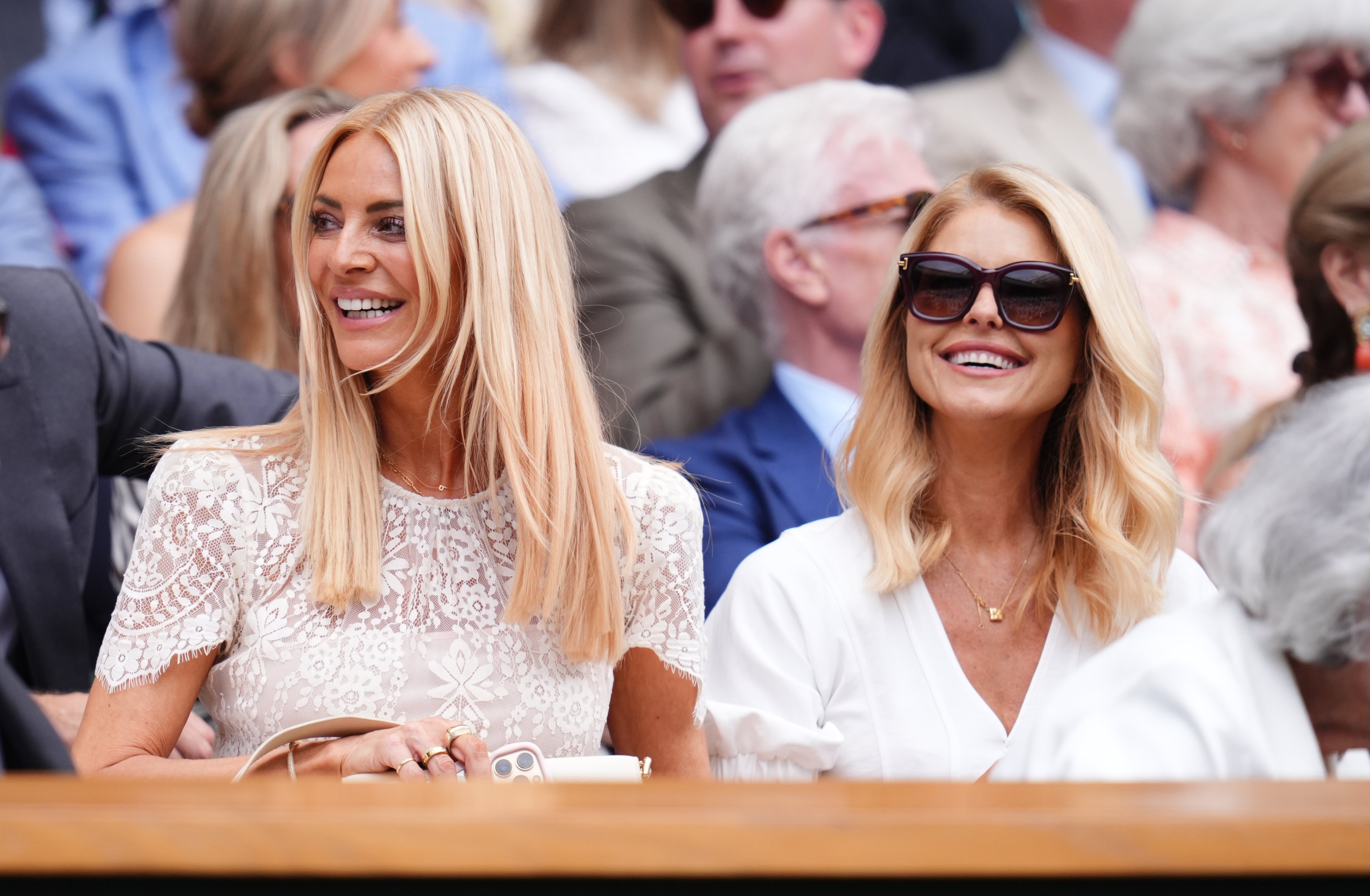 Tess Daly e Gayle Lawton no camarote real no primeiro dia do Campeonato de Wimbledon de 2026