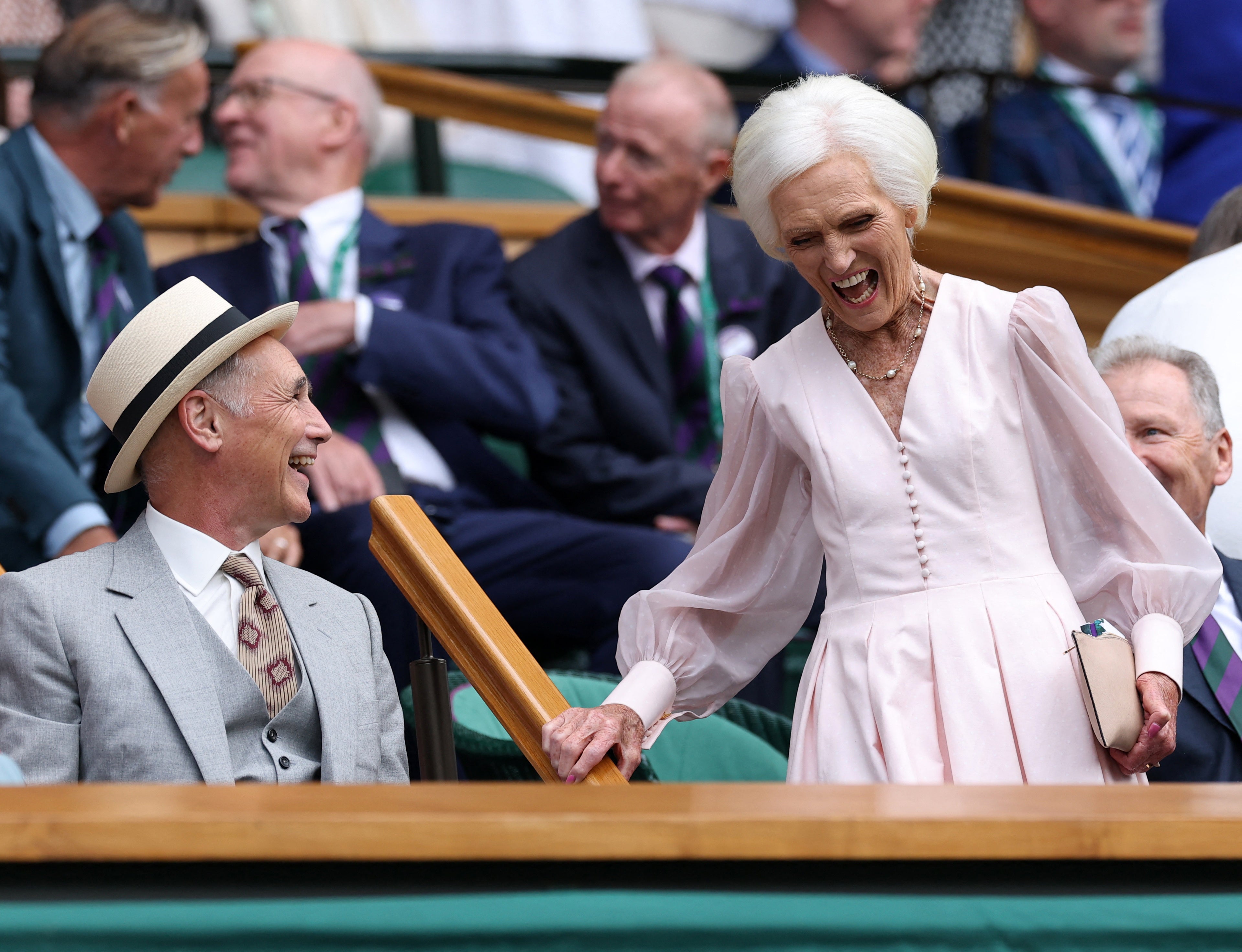 Mary Berry cumprimenta o ator Mark Rylance no camarote real no primeiro dia de Wimbledon