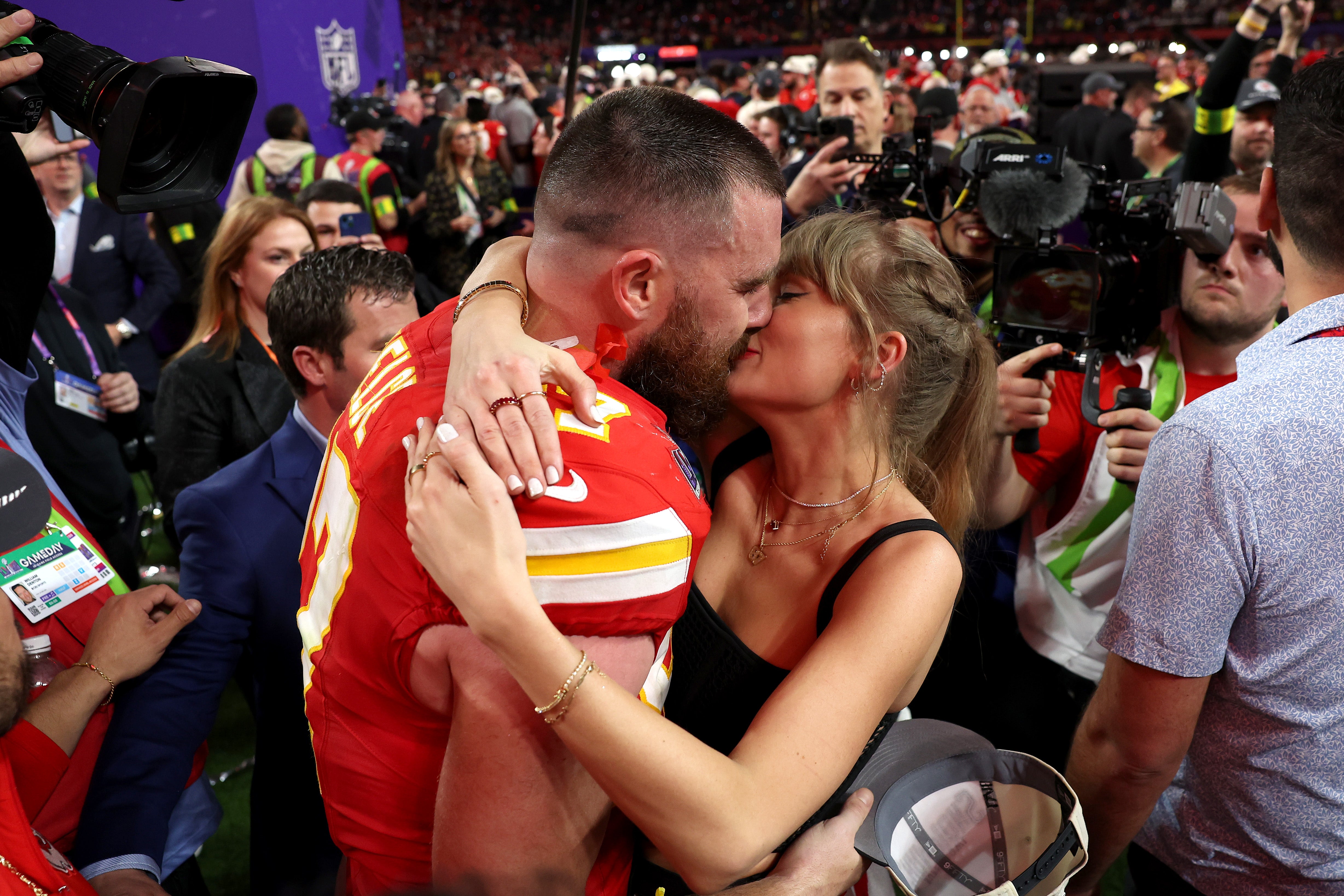 Swift et Kelsey s'embrassent après que les Chiefs aient remporté le Super Bowl 2024