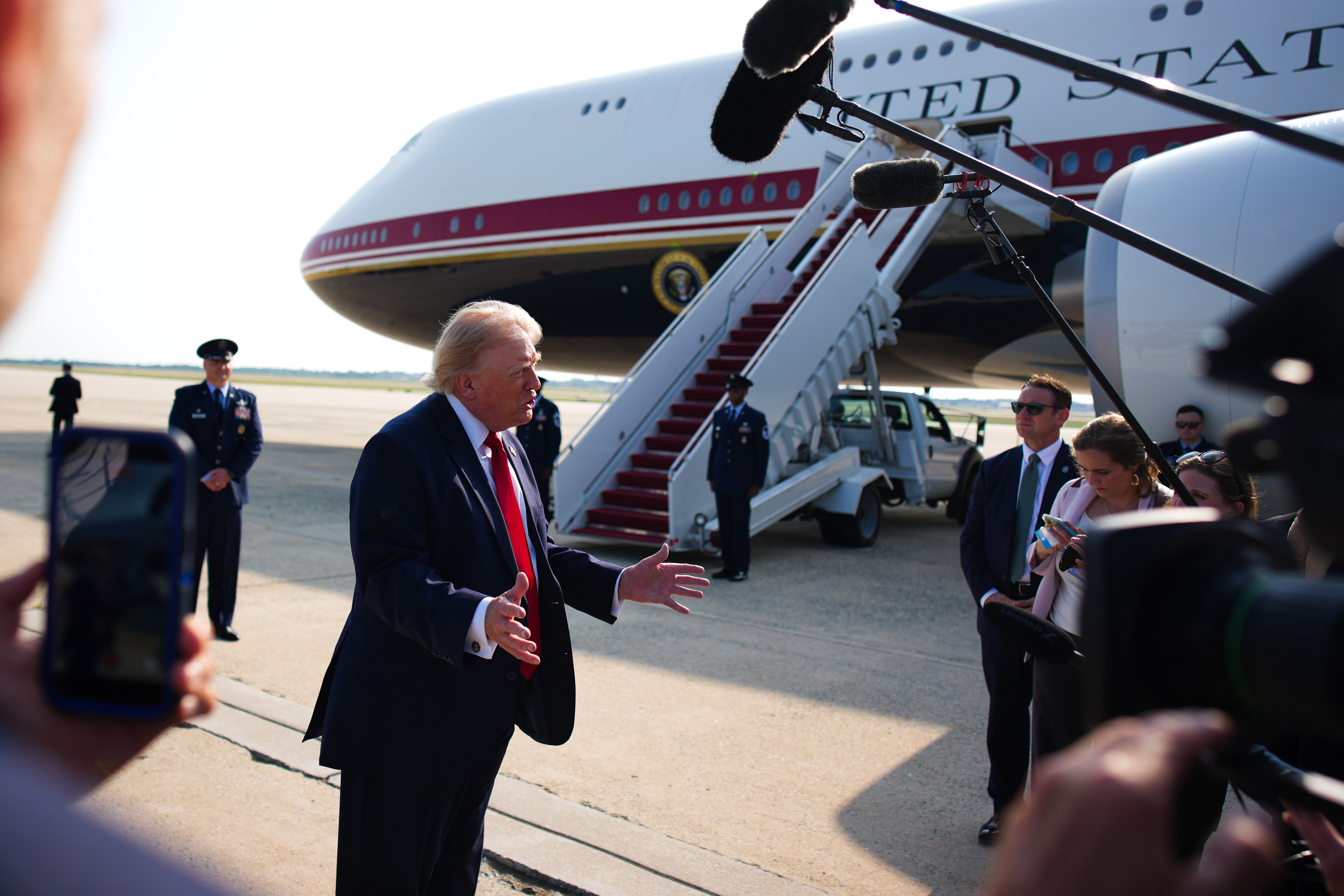 The caller level features Trump’s preferred red, achromatic and bluish colour scheme
