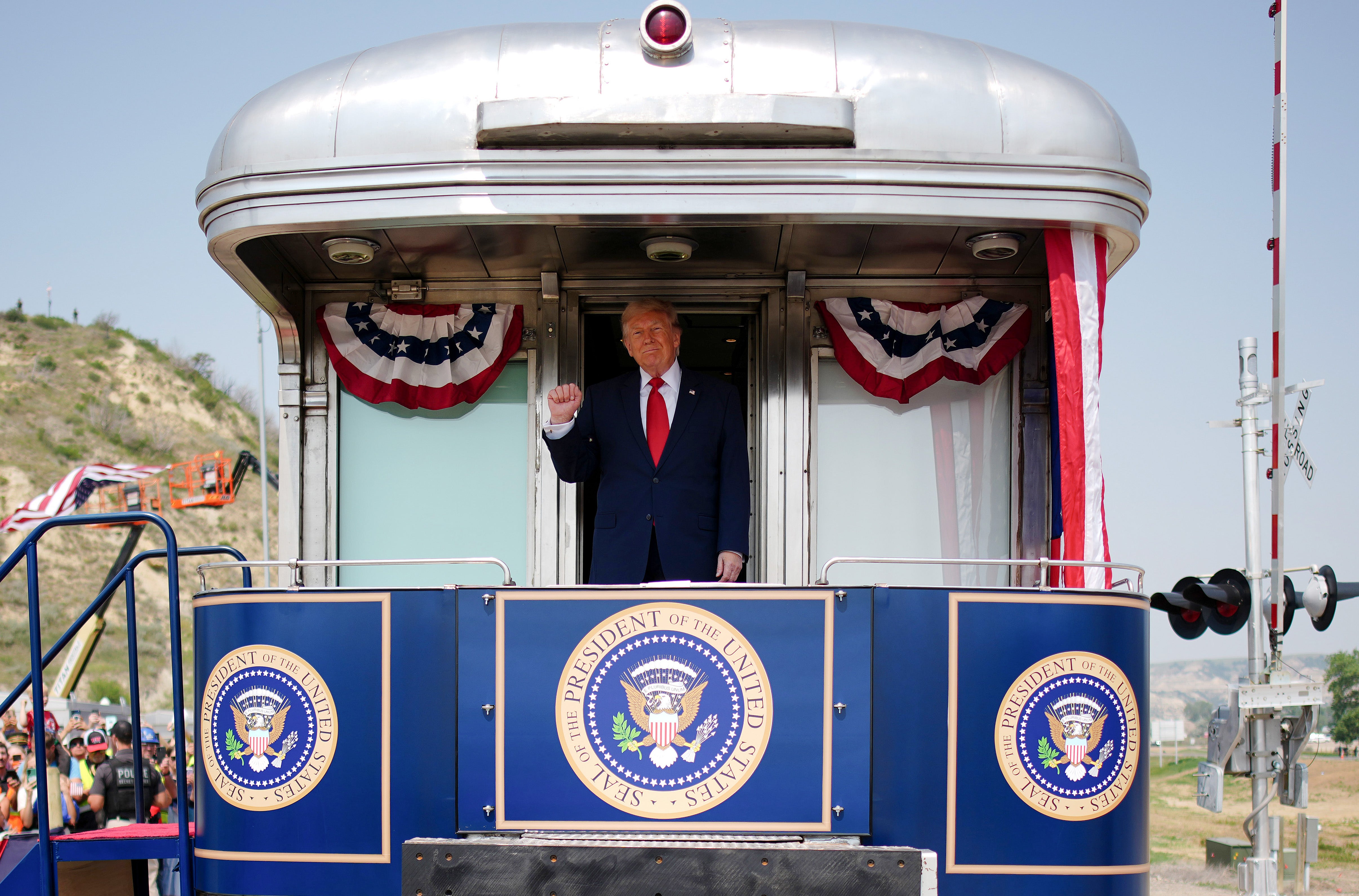 Predsjednik Donald Trump stiže u vlaku s temom Freedom 250 uoči ceremonije posvećenja Predsjedničke knjižnice Theodorea Roosevelta 1. srpnja 2026. u Medori, Sjeverna Dakota.