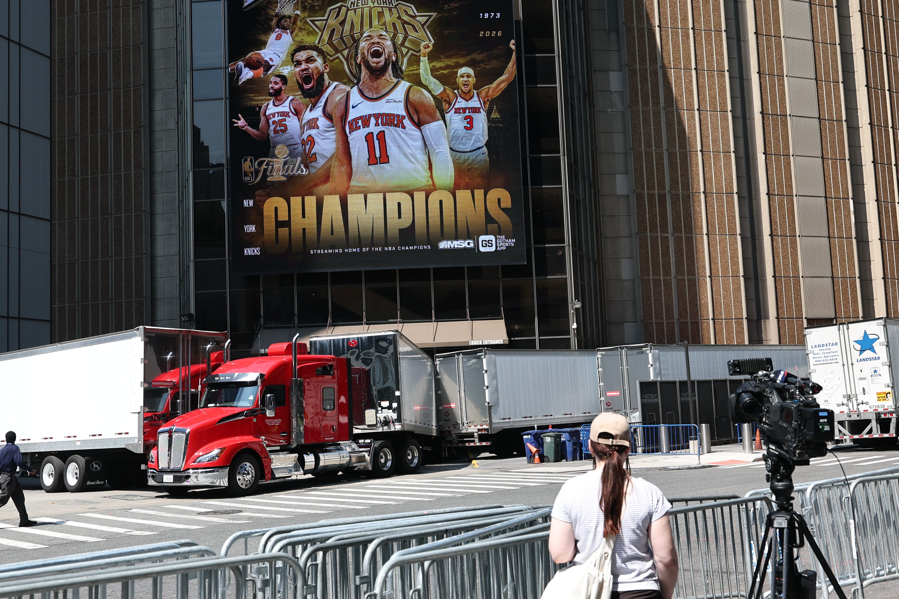 Kamioni viđeni kako utovaruju zalihe za veliko vjenčanje s 1000 gostiju u Madison Square Gardenu za Taylor Swift i Travisa Kelcea ovog vikenda dok se Manhattan priprema za ulazak u maniju vjenčanja