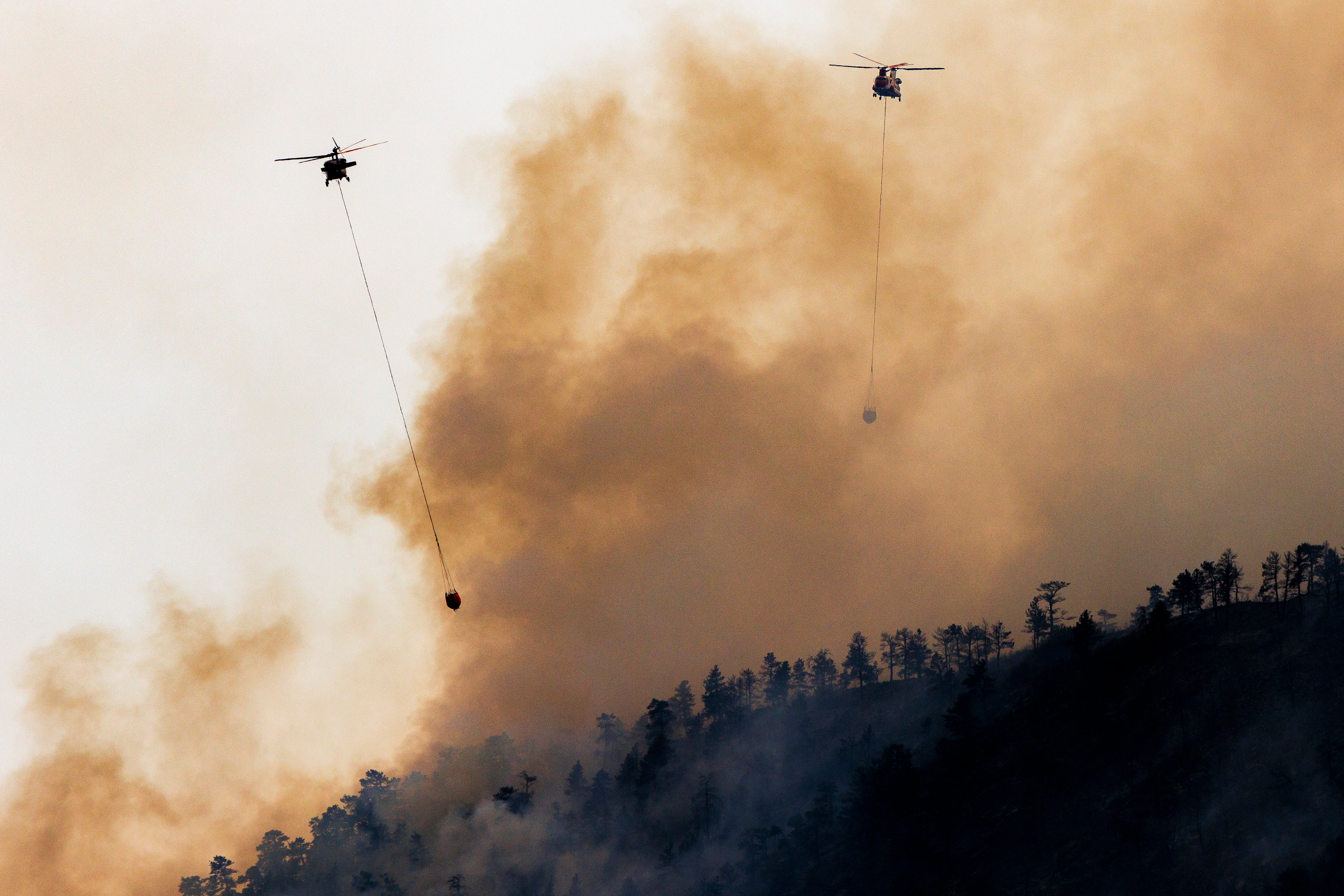 Thousands Forced To Evacuate As Colorado Wildfire Spreads With Zero Containment