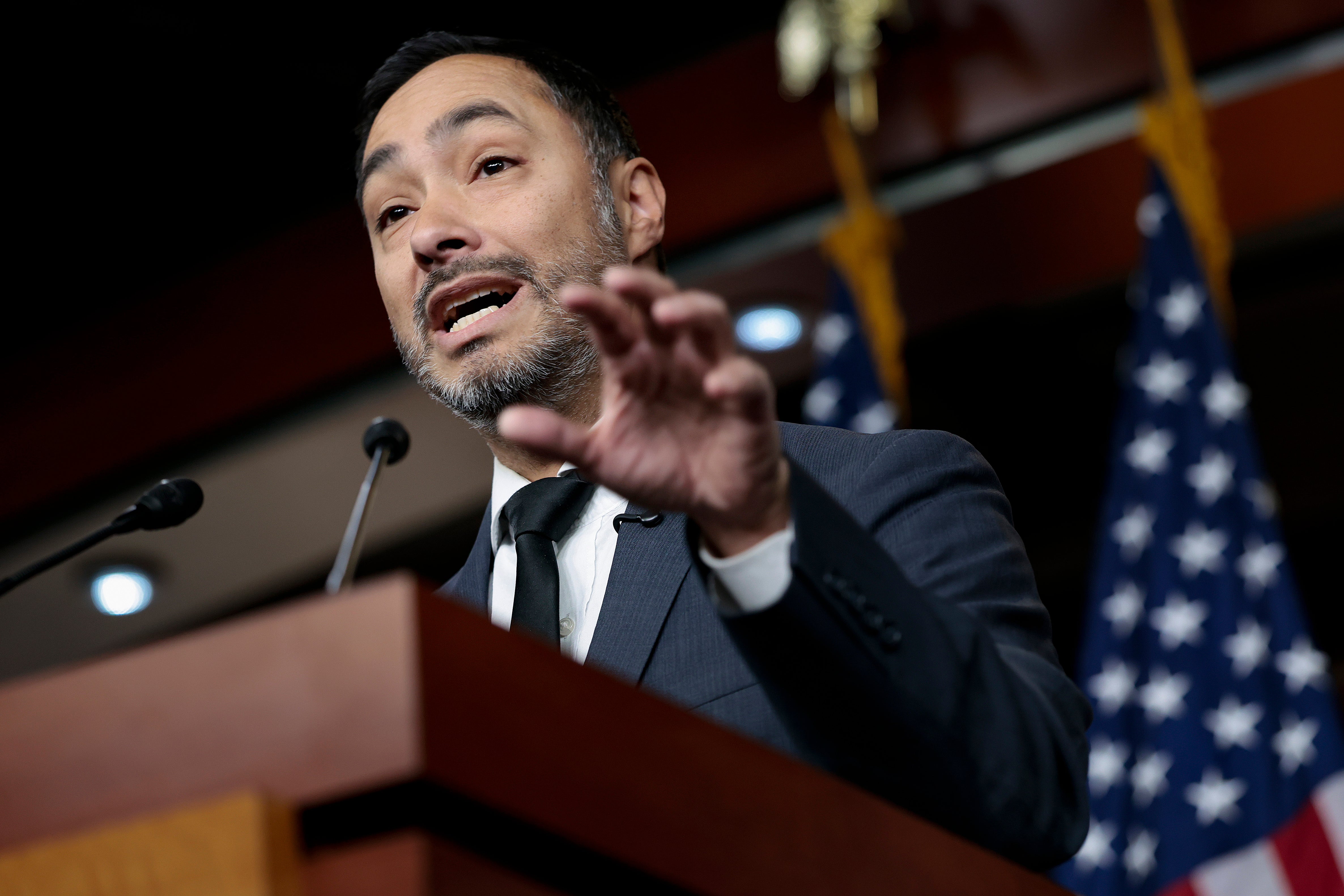 Teksaški demokratski zastupnik Joaquin Castro (nije u srodstvu s Hebertom) zalagao se za oslobađanje mariachi glazbenika, kao i za oslobađanje mnogih drugih zatočenih imigranata i njihovih obitelji koji su bili zatvoreni u ICE pritvorskim centrima u njegovoj domovini.