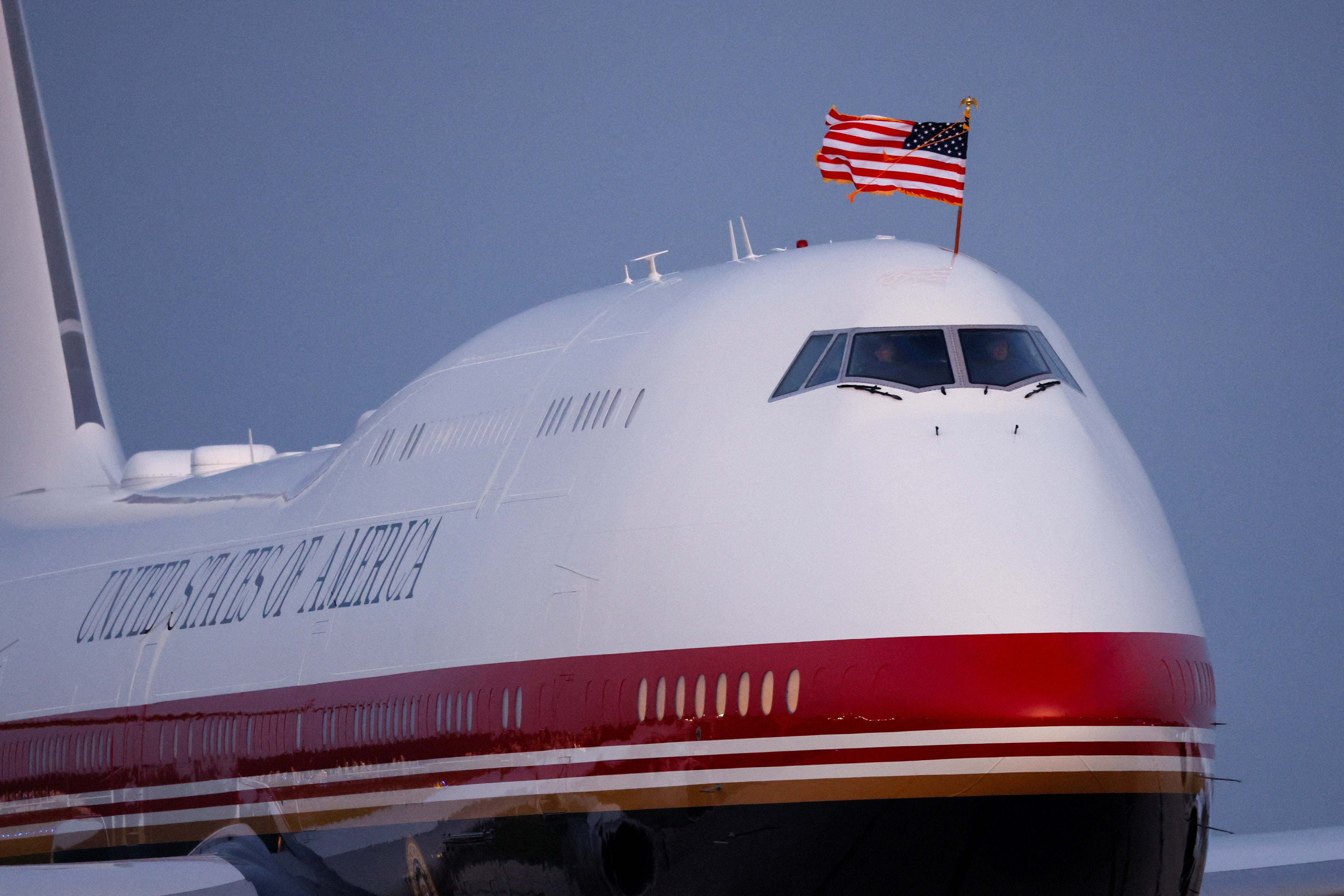 El nuevo Air Force One es rojo, blanco y azul en el exterior y tiene nuevas y lujosas características interiores, como asientos reclinables y alfombras lujosas.