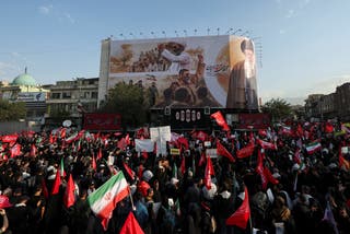 Ožalošćeni se okupljaju na dan pogrebne procesije za pokojnog iranskog vrhovnog vođu ajatolaha Alija Khameneija